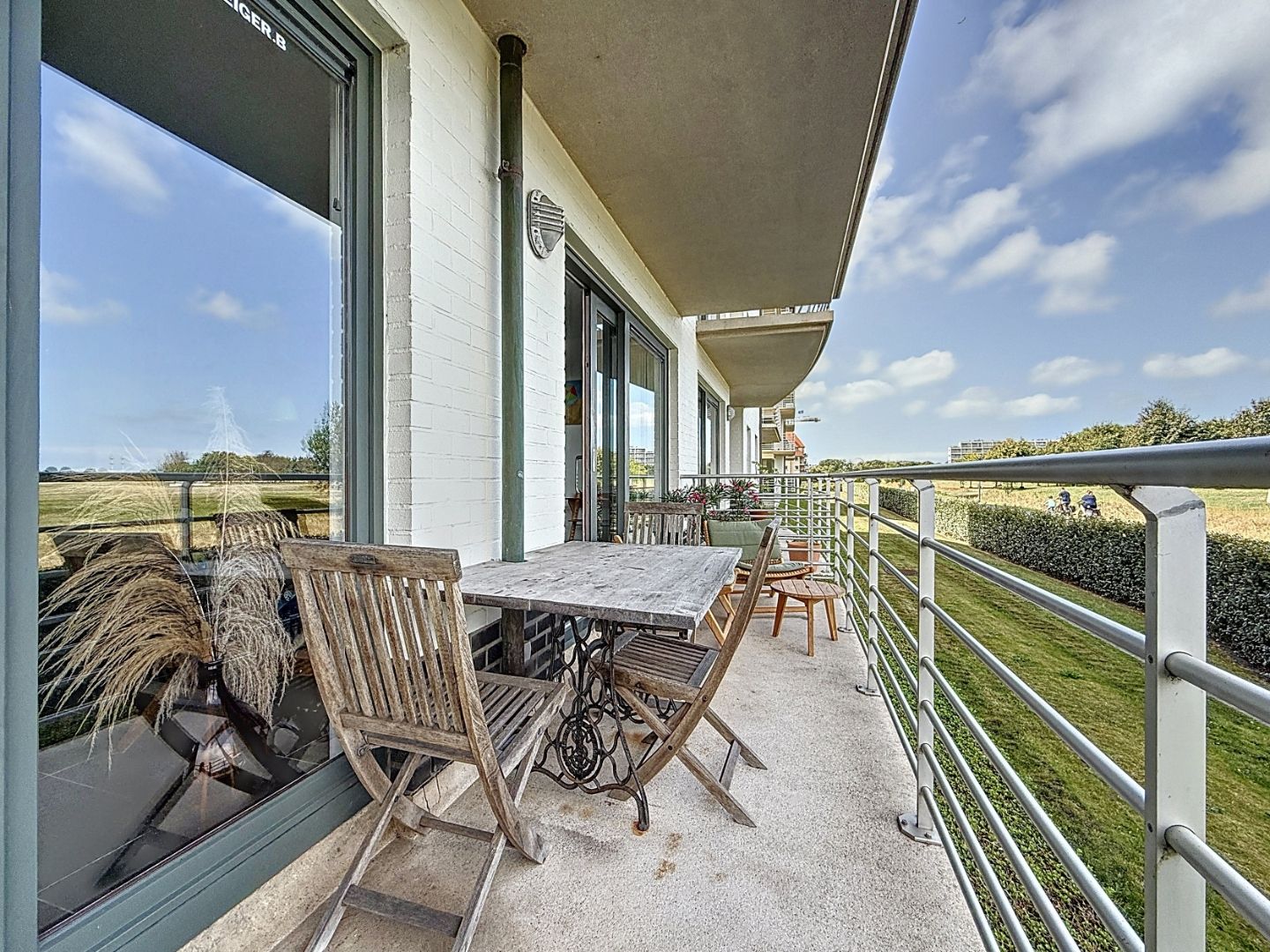 Appartement (type doorloper) met uitzicht op de vaargeul en zuid gericht terras foto 17