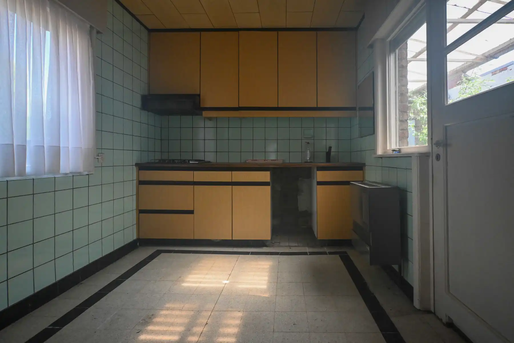 Te renoveren hoekwoning met garage te Eernegem. foto 6
