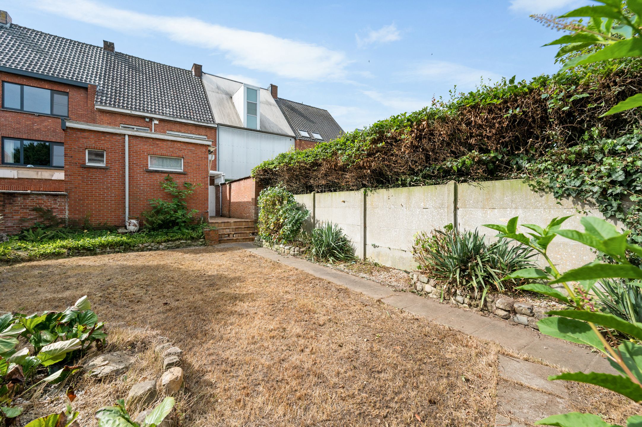 Ruime, te renoveren gezinswoning met 4 slpks, garage en tuin foto 25