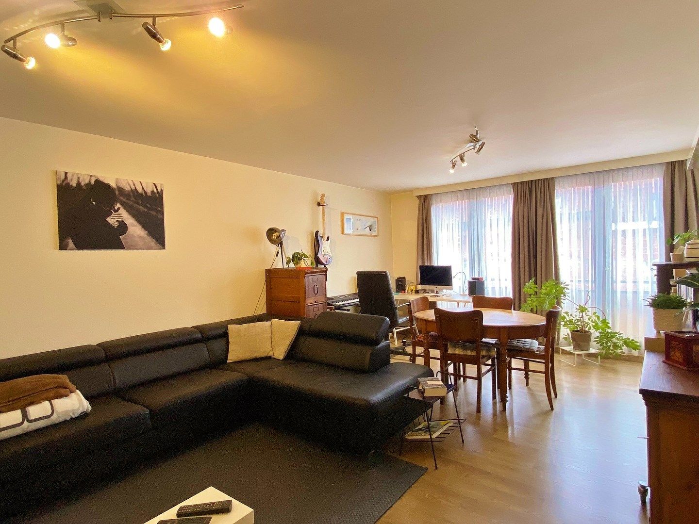 Ieper - Ruim instapklaar appartement met terras op centrale ligging - met garage foto 3