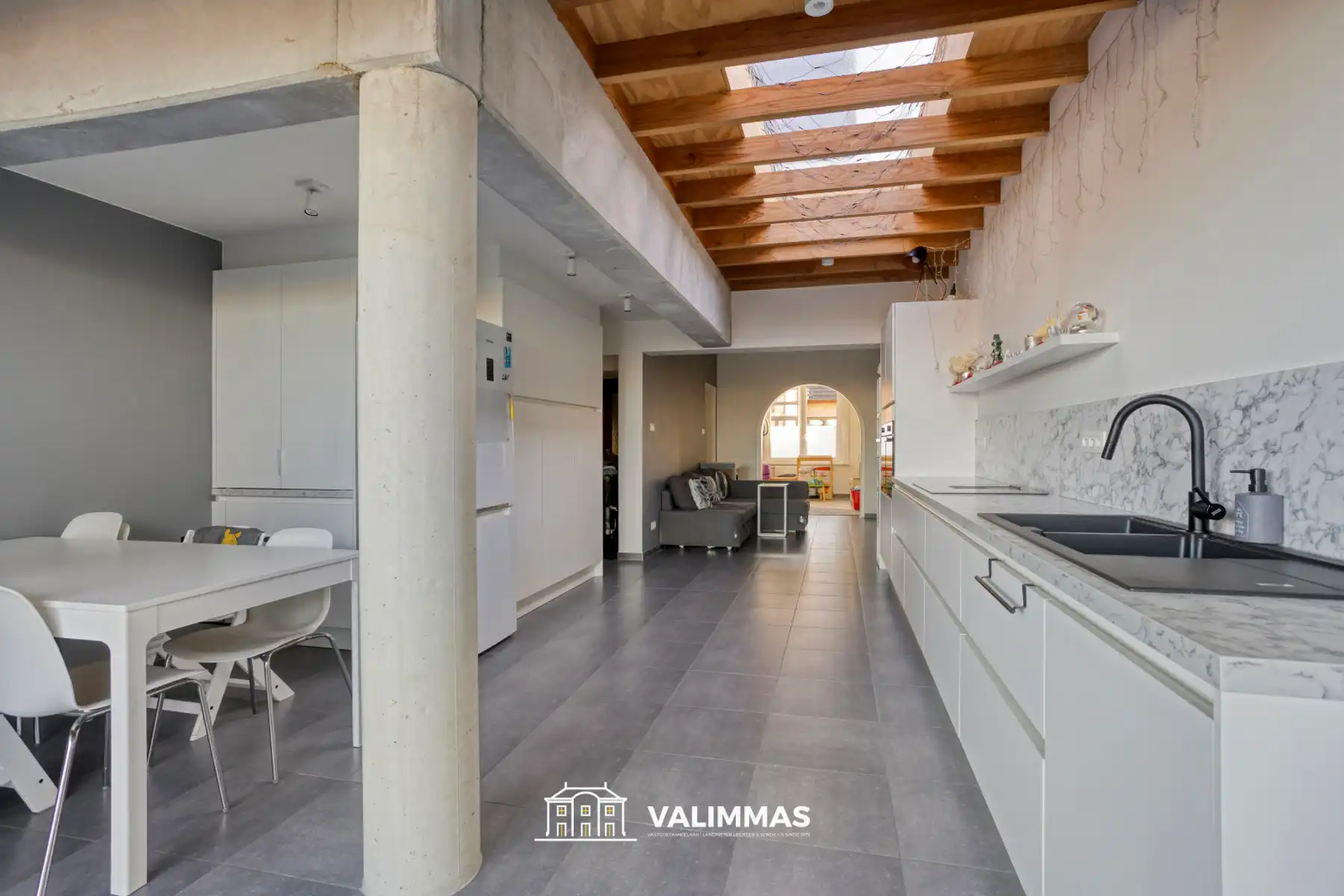 Totaal gerenoveerde woning met parking en mooie tuin... foto 8