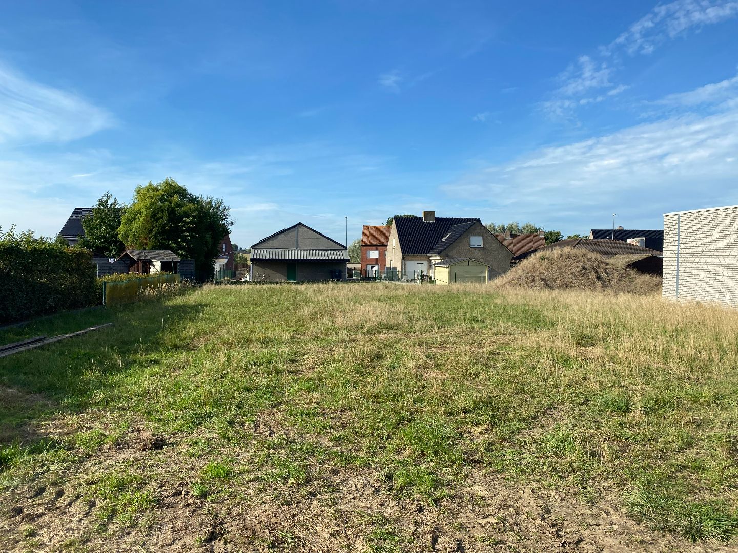Mooi gelegen stuk bouwgrond voor open bebouwing zonder bouwverplichting. foto {{pictureIndex}}
