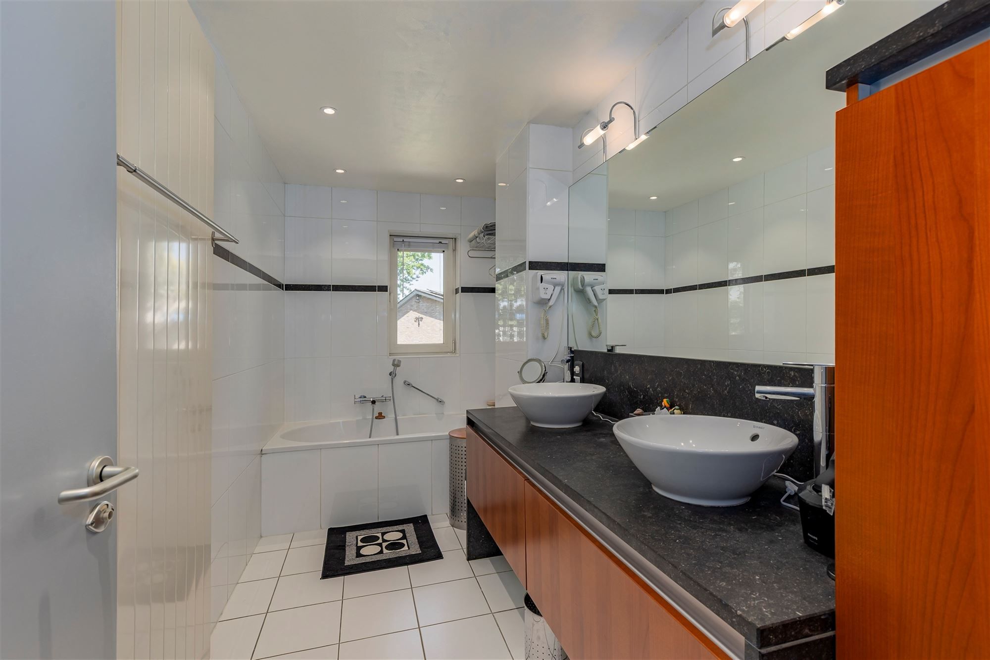 Ruime villa met 5 slpks en 3 bdks op een preceel van 2128m² foto 17