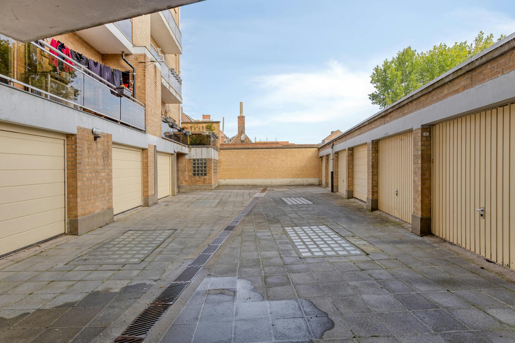 Appartement te koop met 3 kamers en garage in Ieper foto 17