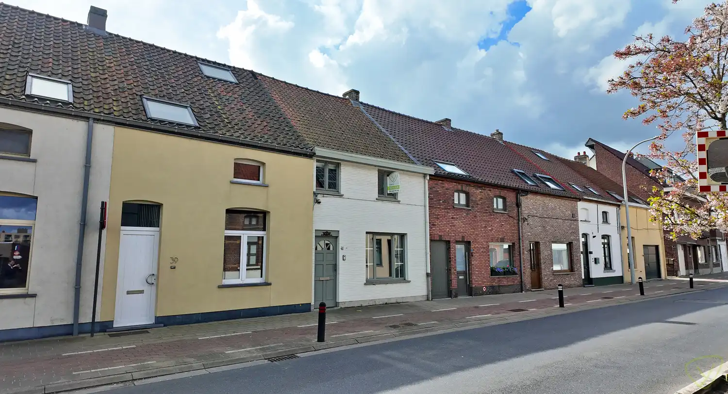 Gezellige instapklare woning met zonnig koertje in Eeklo! foto {{pictureIndex}}