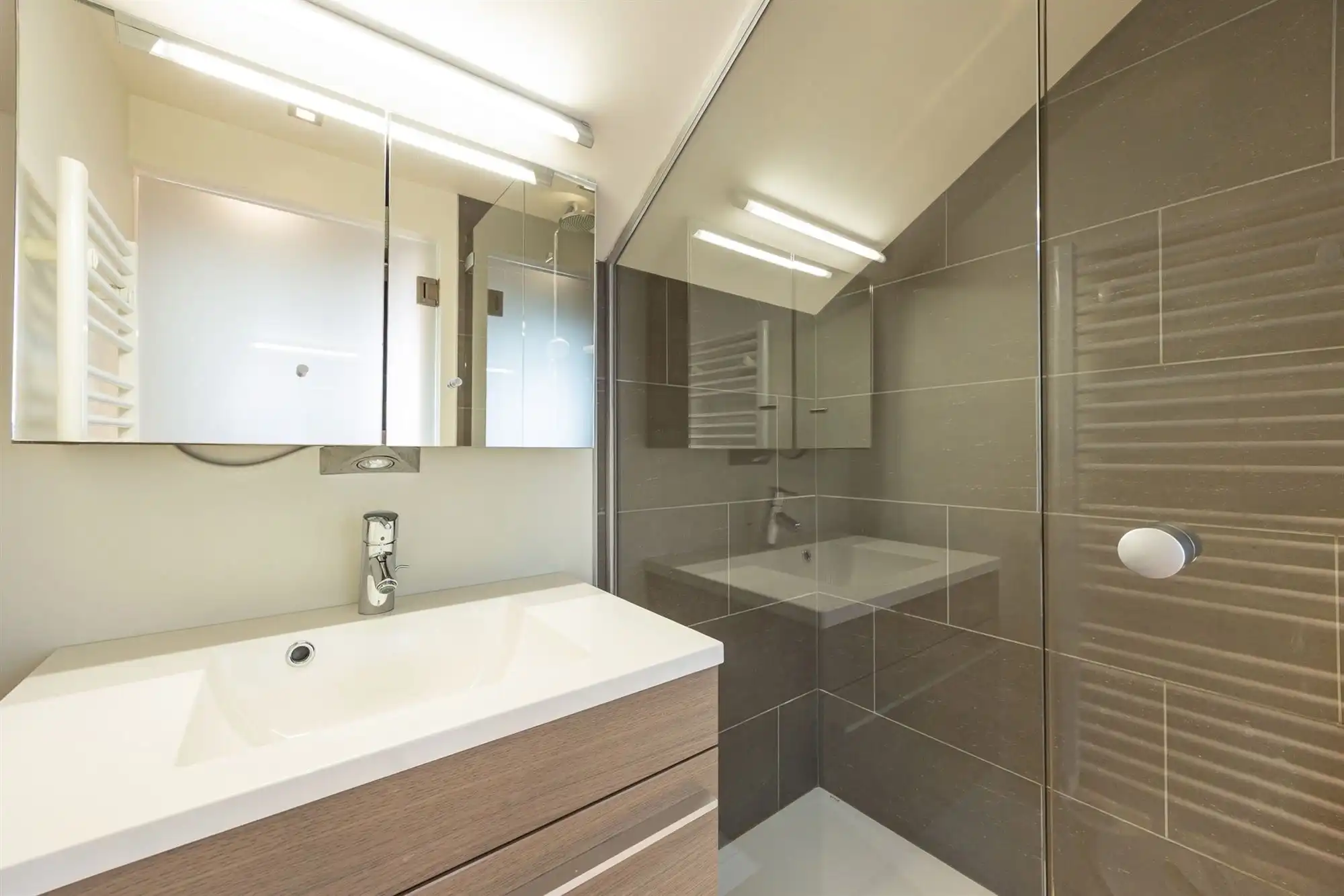 Instapklare en vrijstaande gezinswoning met 3 slpk. en een ruime tuin foto 9