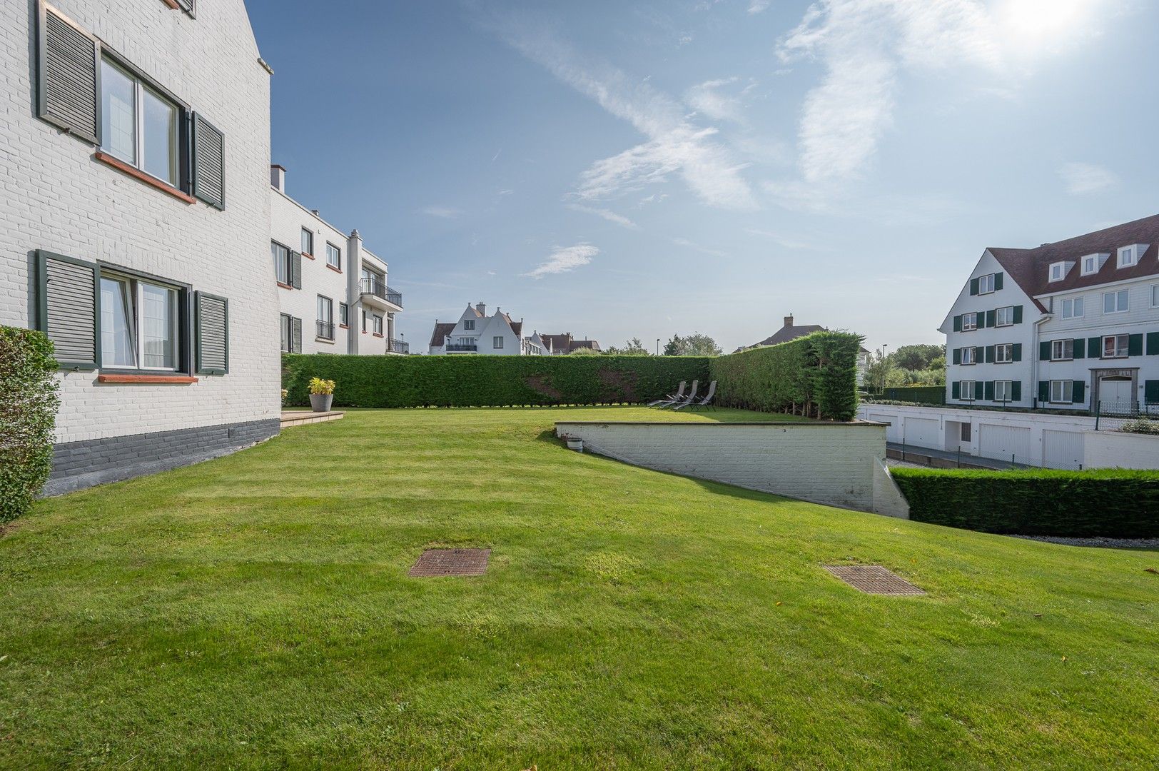 Prachtig tuinappartement met zonnige tuin in een villa residentie in het Zoute op enkele stappen van de zee en de winkels. foto 27