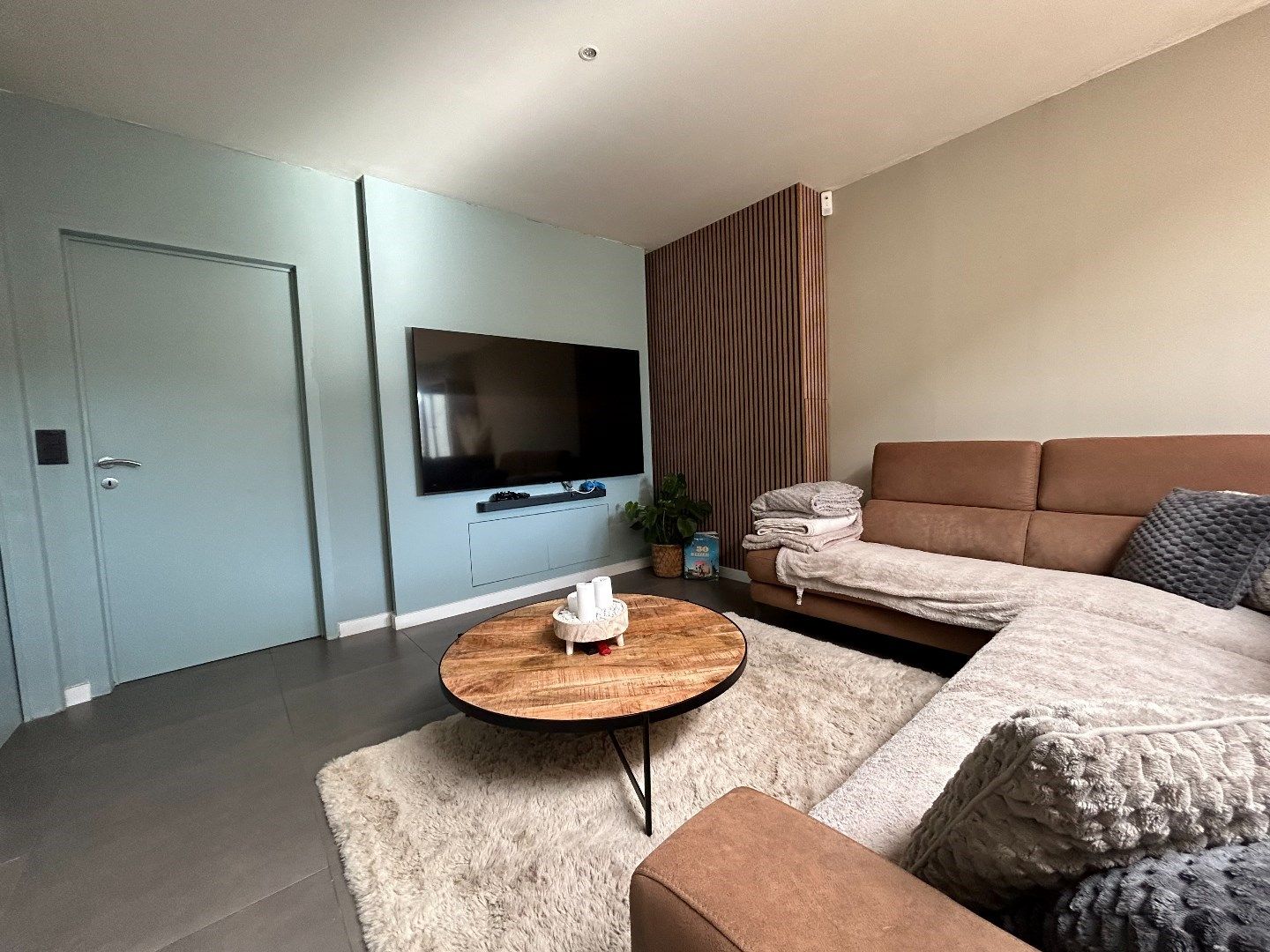 Instapklare rijwoning met veel bergruimte TE KOOP  in het bruisende Waregem. foto 5