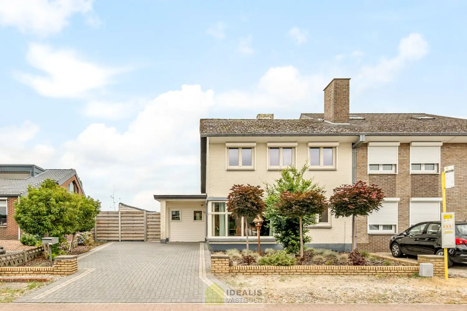 CHARMANTE EN GOED ONDERHOUDEN WONING MET 2 SLAAPKAMERS, 2 BADKAMERS, KNAP UITGERUSTE KEUKEN EN LICHTRIJKE WOONKAMER OP EEN HEERLIJK PERCEEL MET GROEN VERGEZICHT! foto {{pictureIndex}}