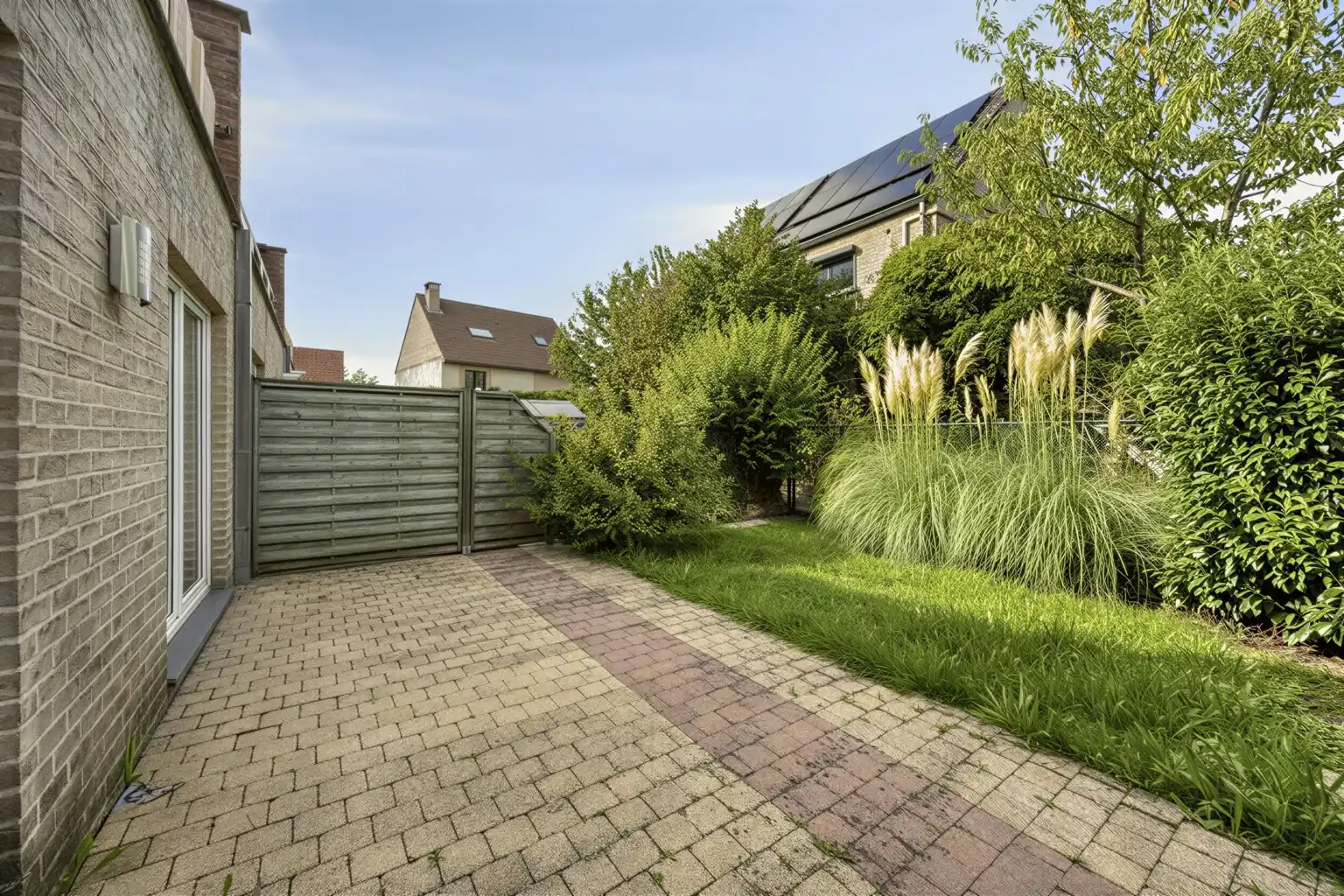 GELIJKVLOERS APPARTEMENT MET 2 SLAAPKAMERS EN GARAGE foto 16