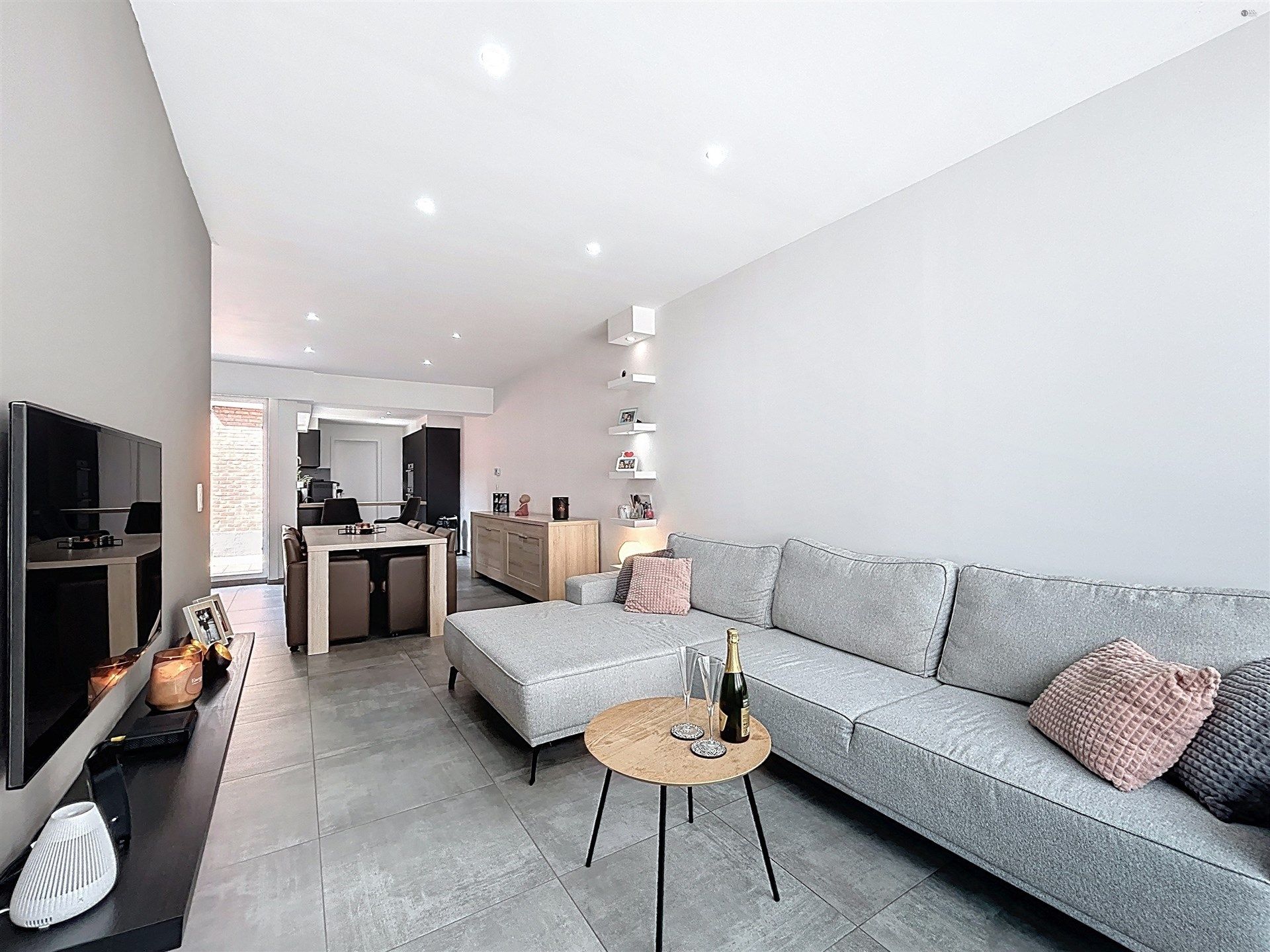 instapklare gezinswoning met 4 slaapkamers op toplocatie foto {{pictureIndex}}