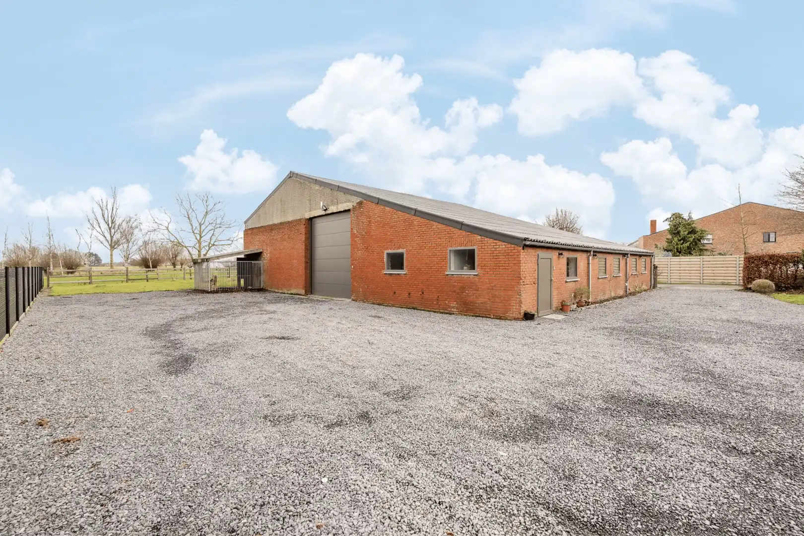 Vernieuwde loods nabij E403 met woning — Hooglede (Gits) te koop foto 2