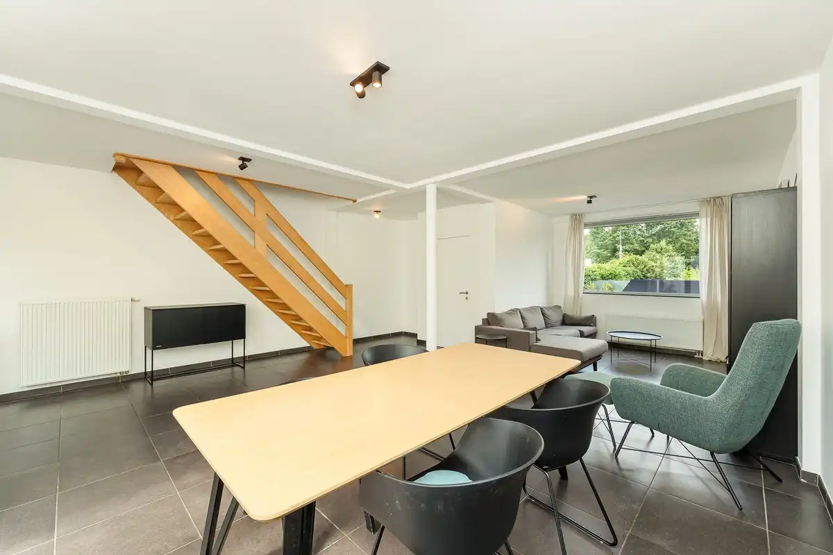 Instapklare moderne gezinswoning met lichtrijke leefruimte en gezellige stadstuin foto 3