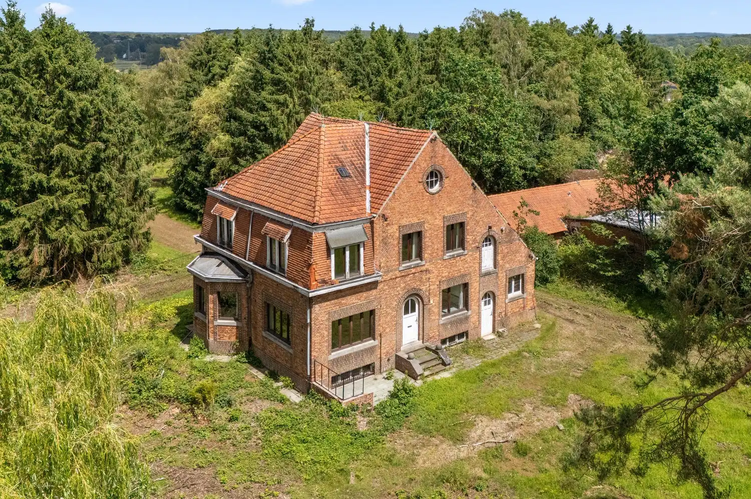 voormalig landbouwbedrijf (woning, bedrijfsgebouwen, ....) op 3,66 hectare foto 2