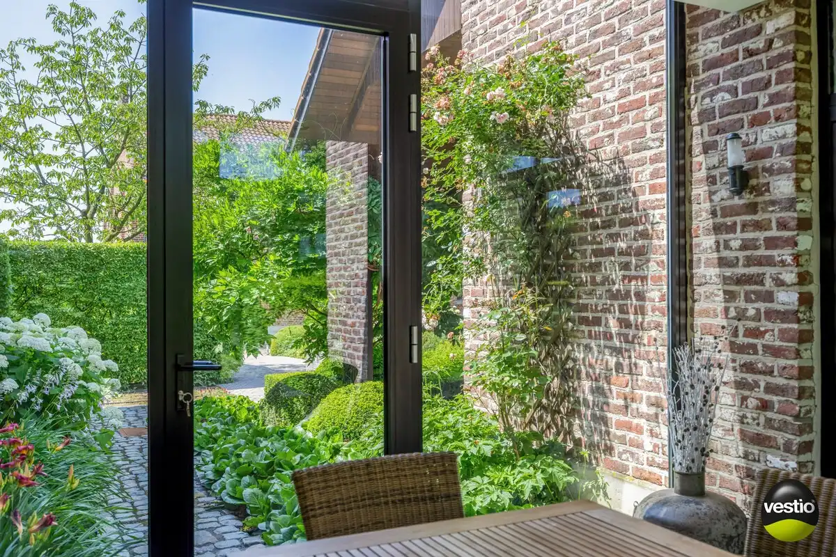 EXCLUSIEVE HOEVE MET MEERDERE WOONGEDEELTES, ATELIER, STALLING en AANPALENDE WEIDE OP CA. 1,6 HECTARE NABIJ DOMEIN NIEUWENHOVEN. foto 15