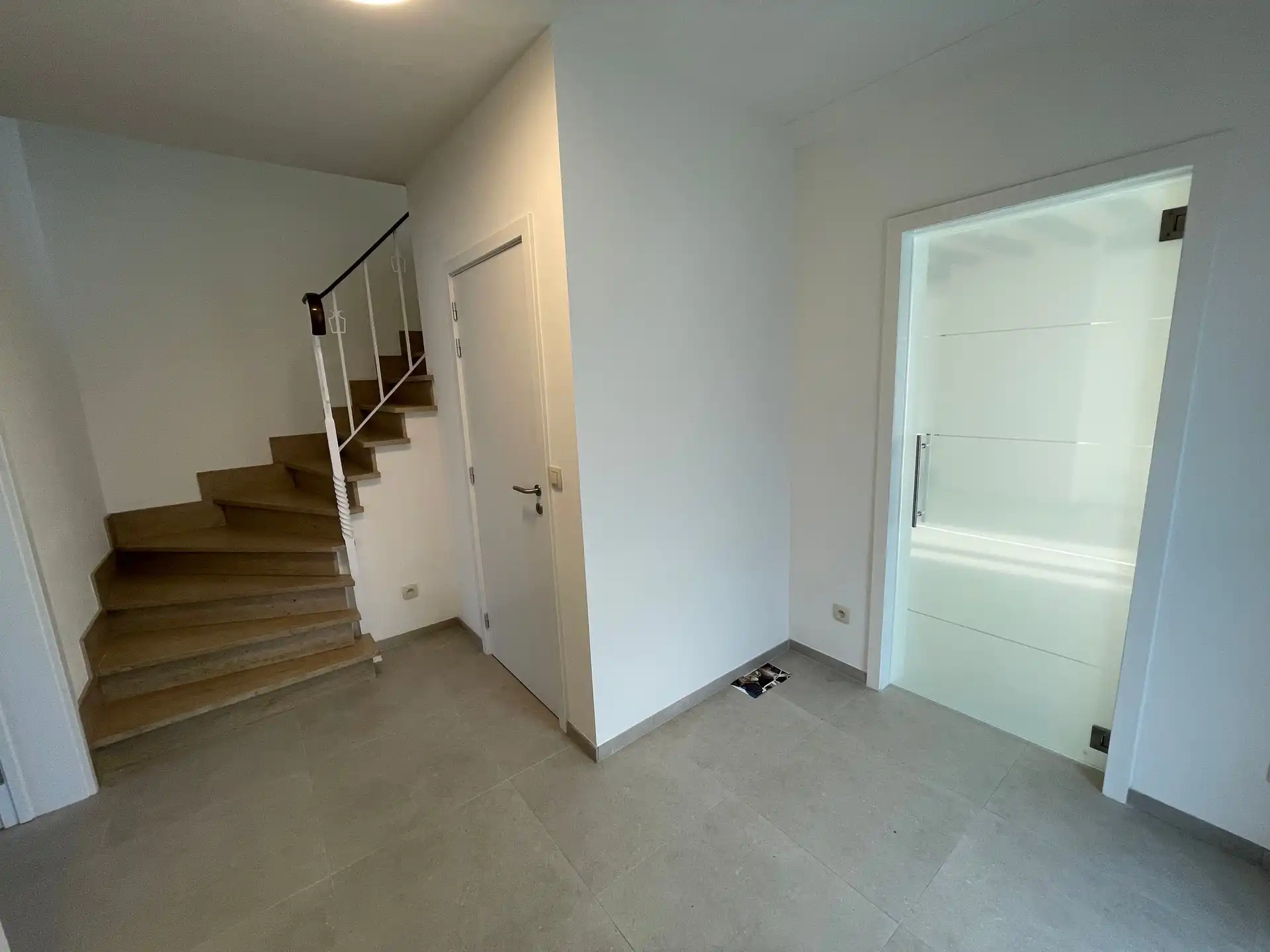 Gunstig gelegen totaal gerenoveerde woning met ruim magazijn. foto 2