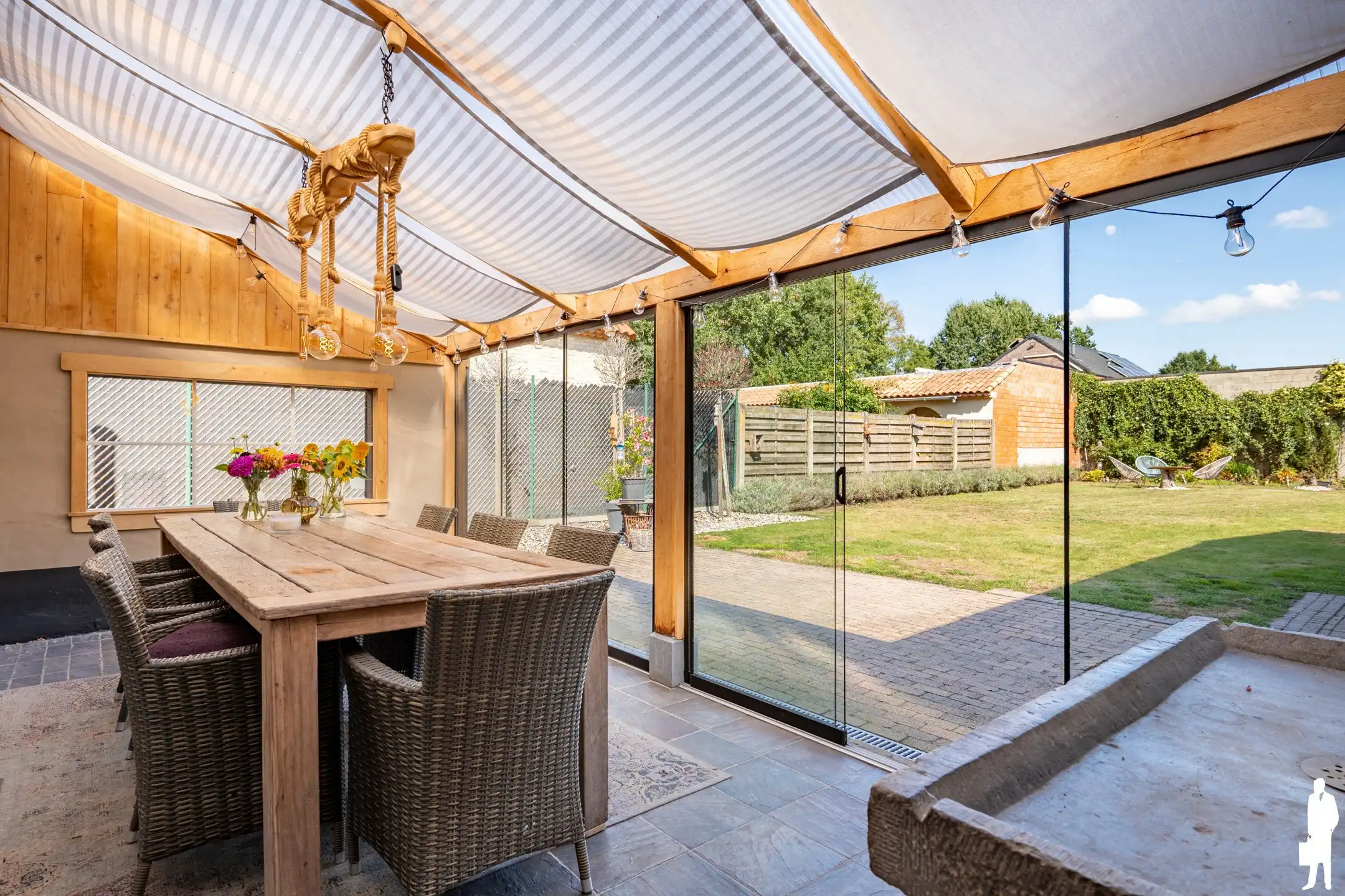 Vrijstaande villa met 4 slpk. gelegen op de dijk van kanaal  foto 14