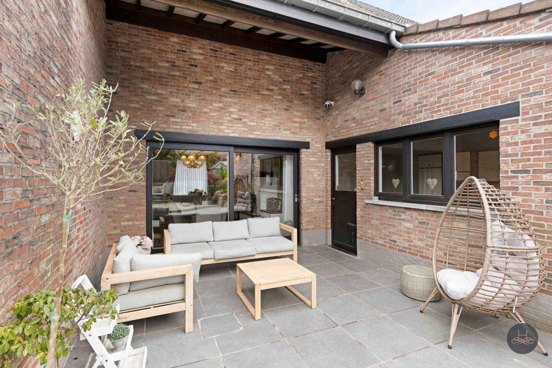 Gerenoveerde, unieke grote woning met ingerichte tuin foto 23