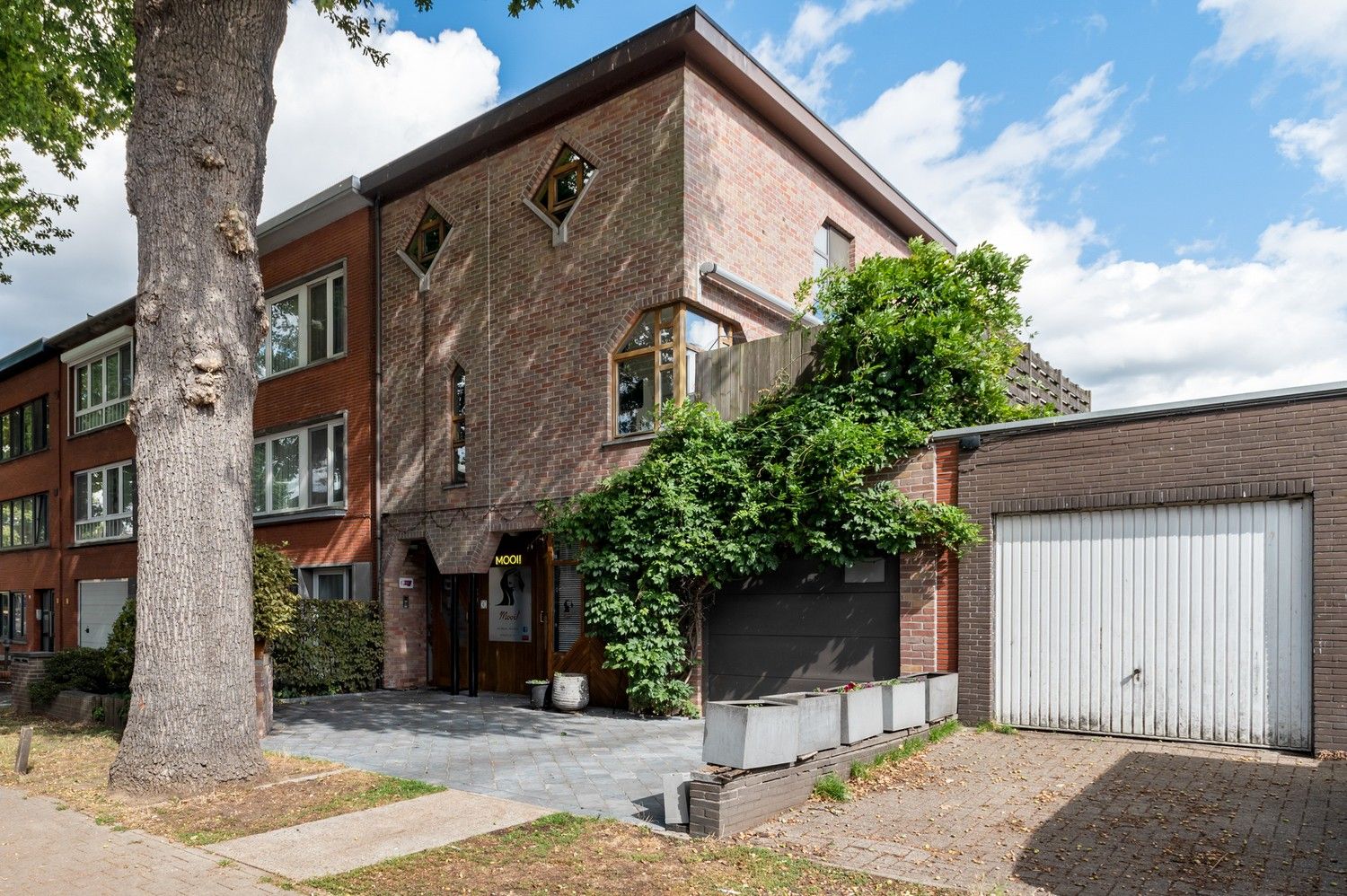 Ruim huis met 3 slaapkamers, tuin en garage te Deurne! foto {{pictureIndex}}