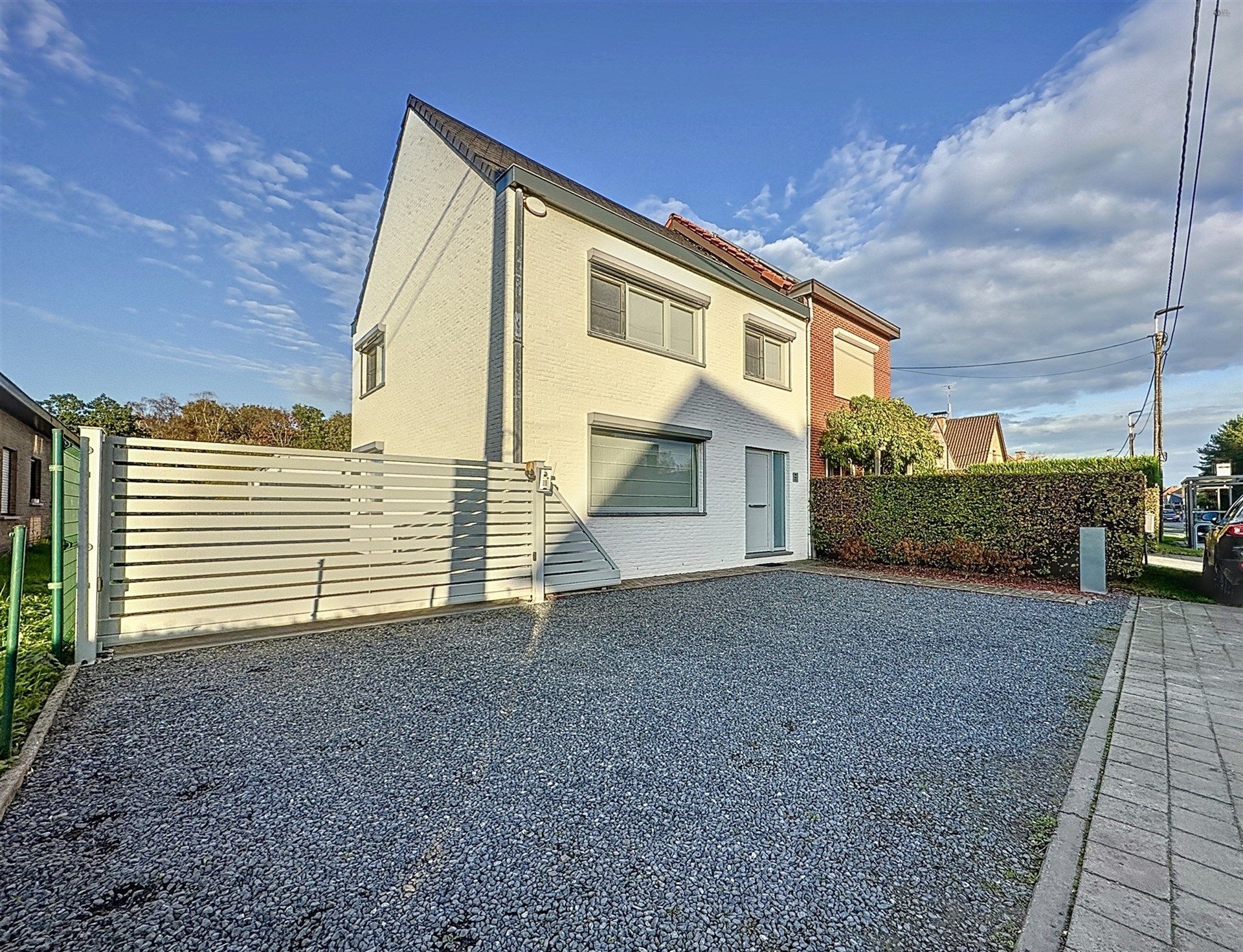 Prachtig gerenoveerde woning in Belsele met 5 slaapkamers en 2 badkamers op perceel van 2200m²  foto {{pictureIndex}}