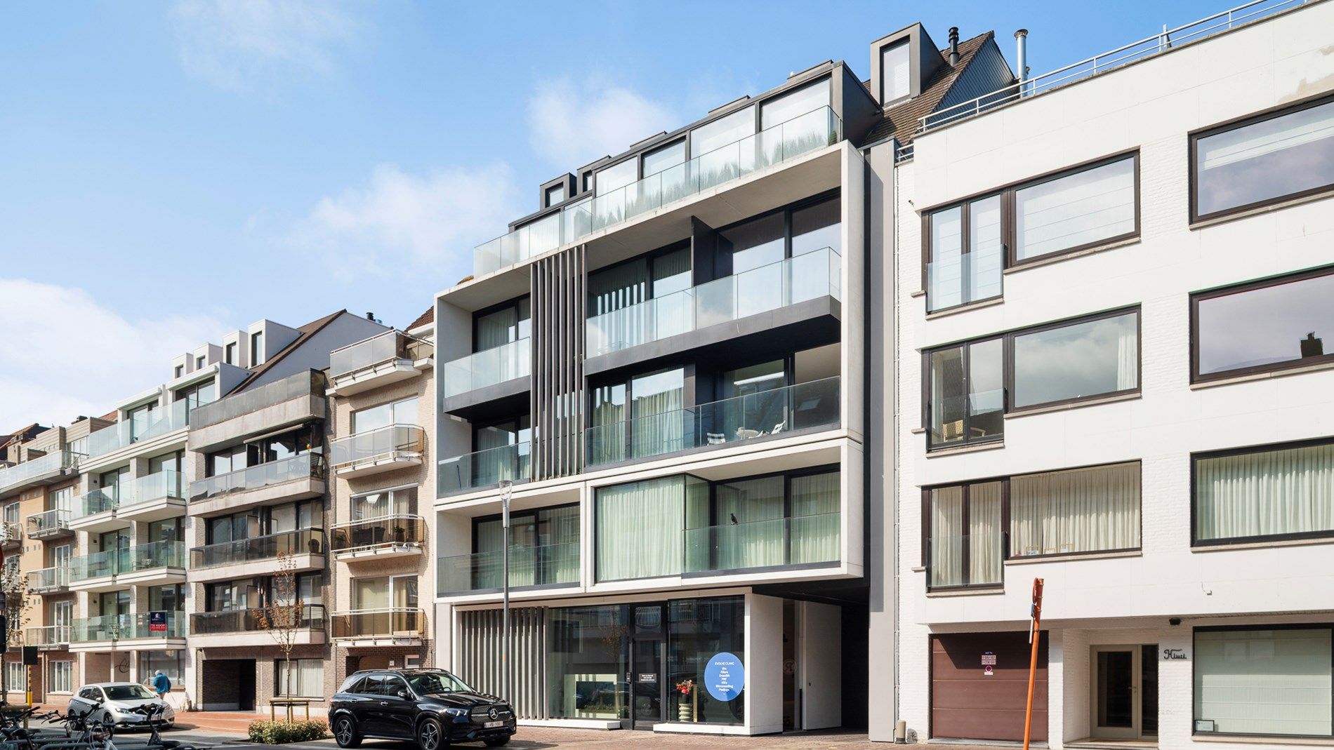 Uitzonderlijk luxueus afgewerkt appartement met zonnige terrassen, gelegen vlakbij de winkels van de Lippenslaan.  foto {{pictureIndex}}