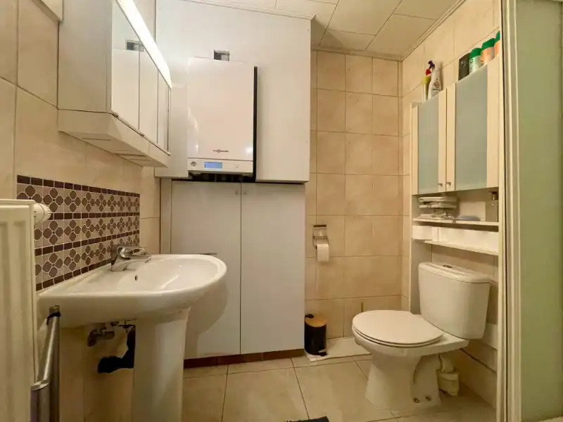 GELIJKVLOERS APPARTEMENT MET TWEE SLAAPKAMERS, TUIN EN GARAGE TE HUUR foto 8