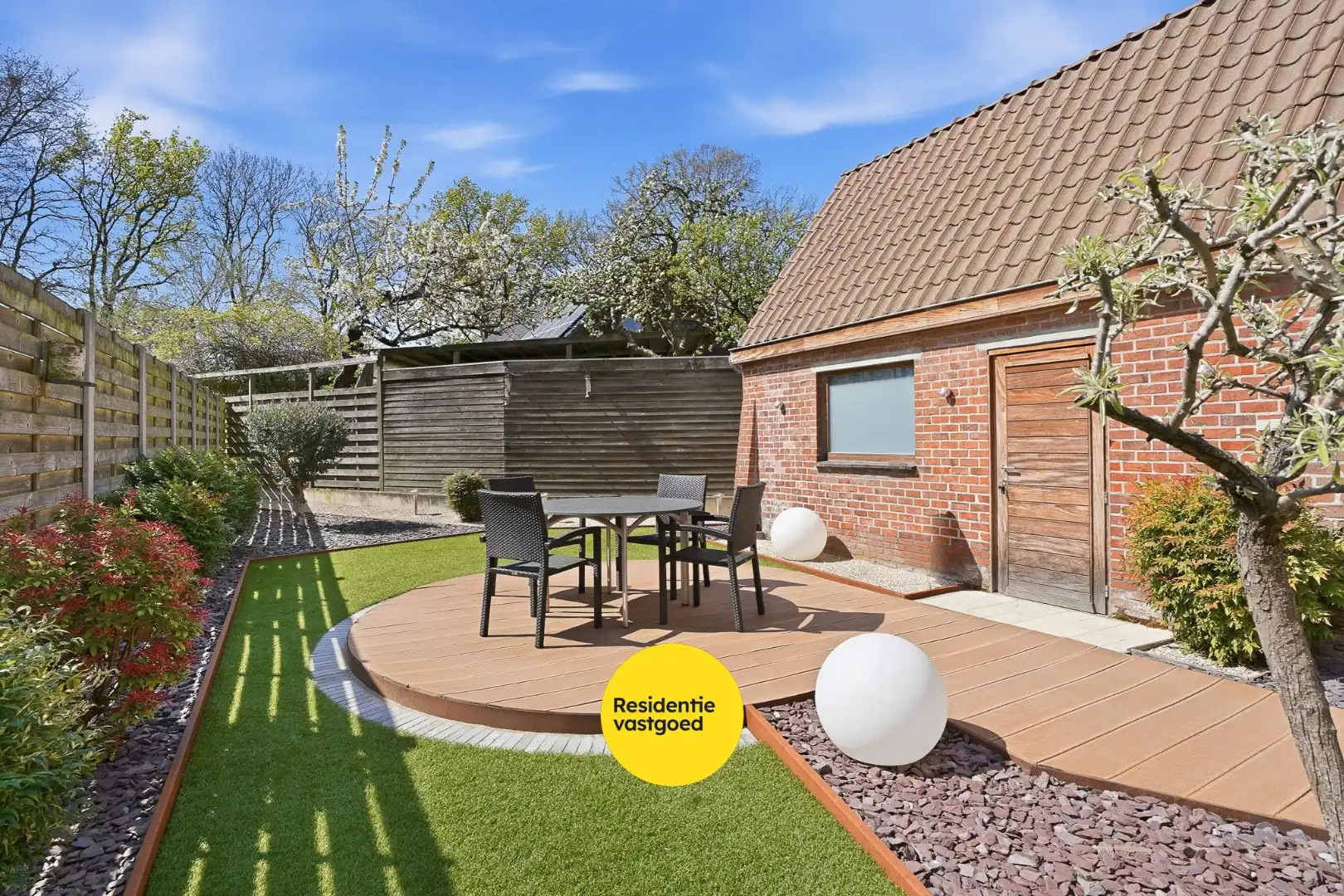 Open bebouwing met zonnige tuin in Sint-Michiels foto 12