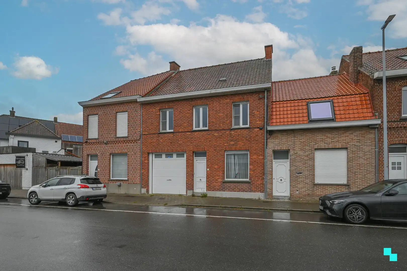 Hoofdfoto van de publicatie: Te renoveren ééngezinswoning met vier slaapkamers en stockagemogelijkheden te Izegem