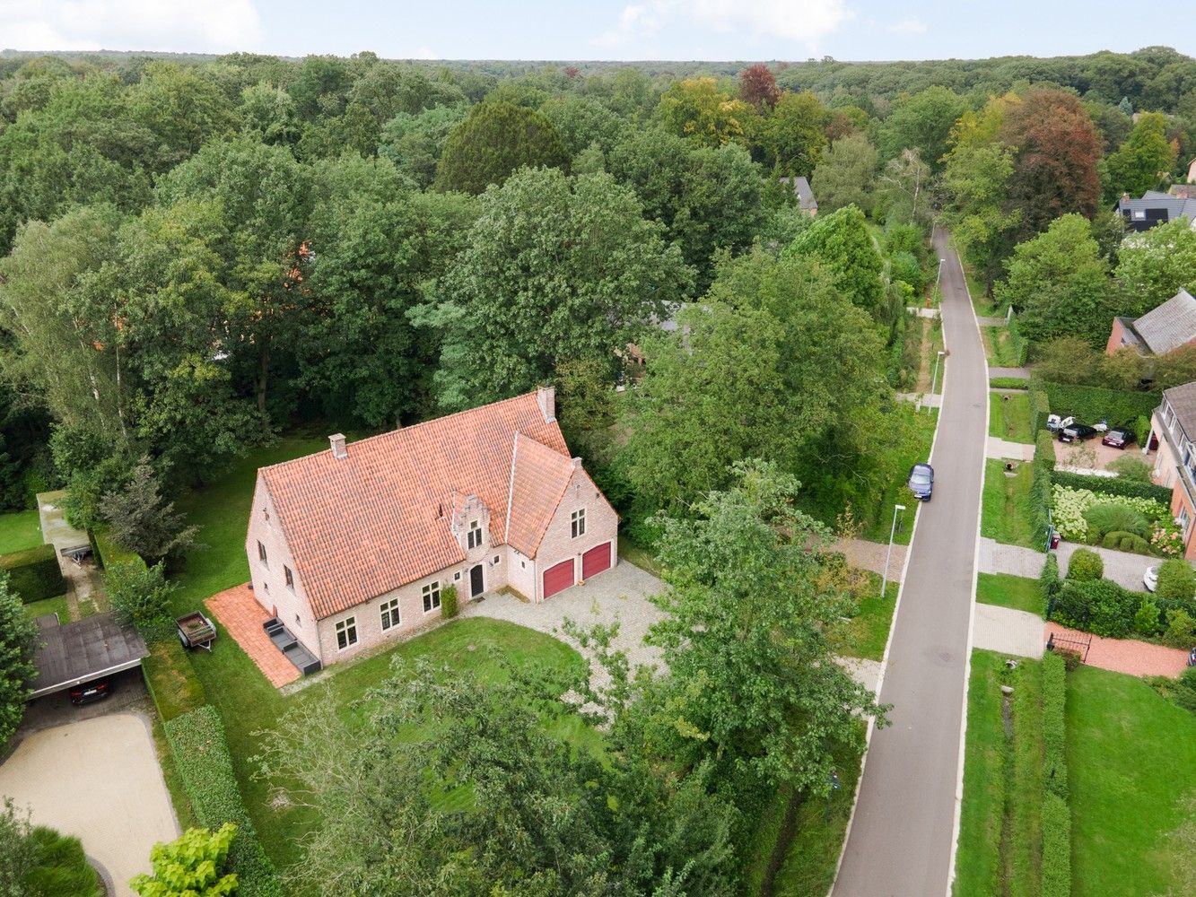 Charmante villa met 5 slaapkamers, 2 badkamers op 2144m² te Schotenhof! foto {{pictureIndex}}