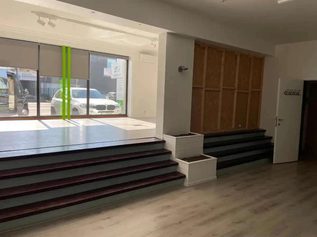 TOONZAAL + MAGAZIJN + KANTOOR foto 12