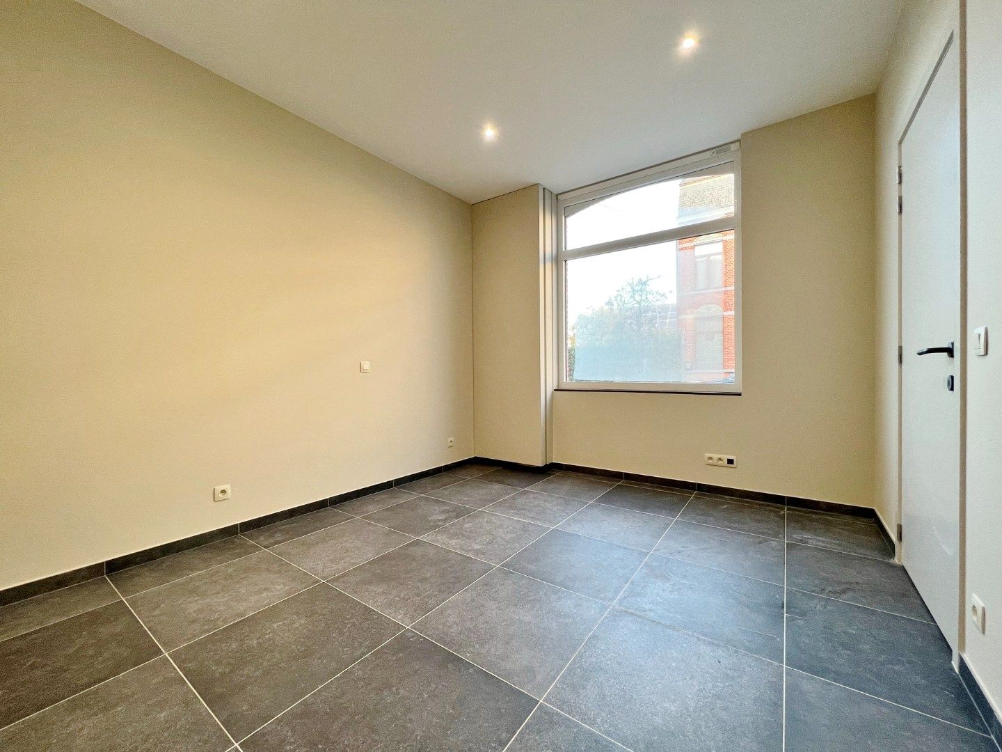 Volledig vernieuwde rijwoning met zonnige tuin en 3 slaapkamers.  foto 6