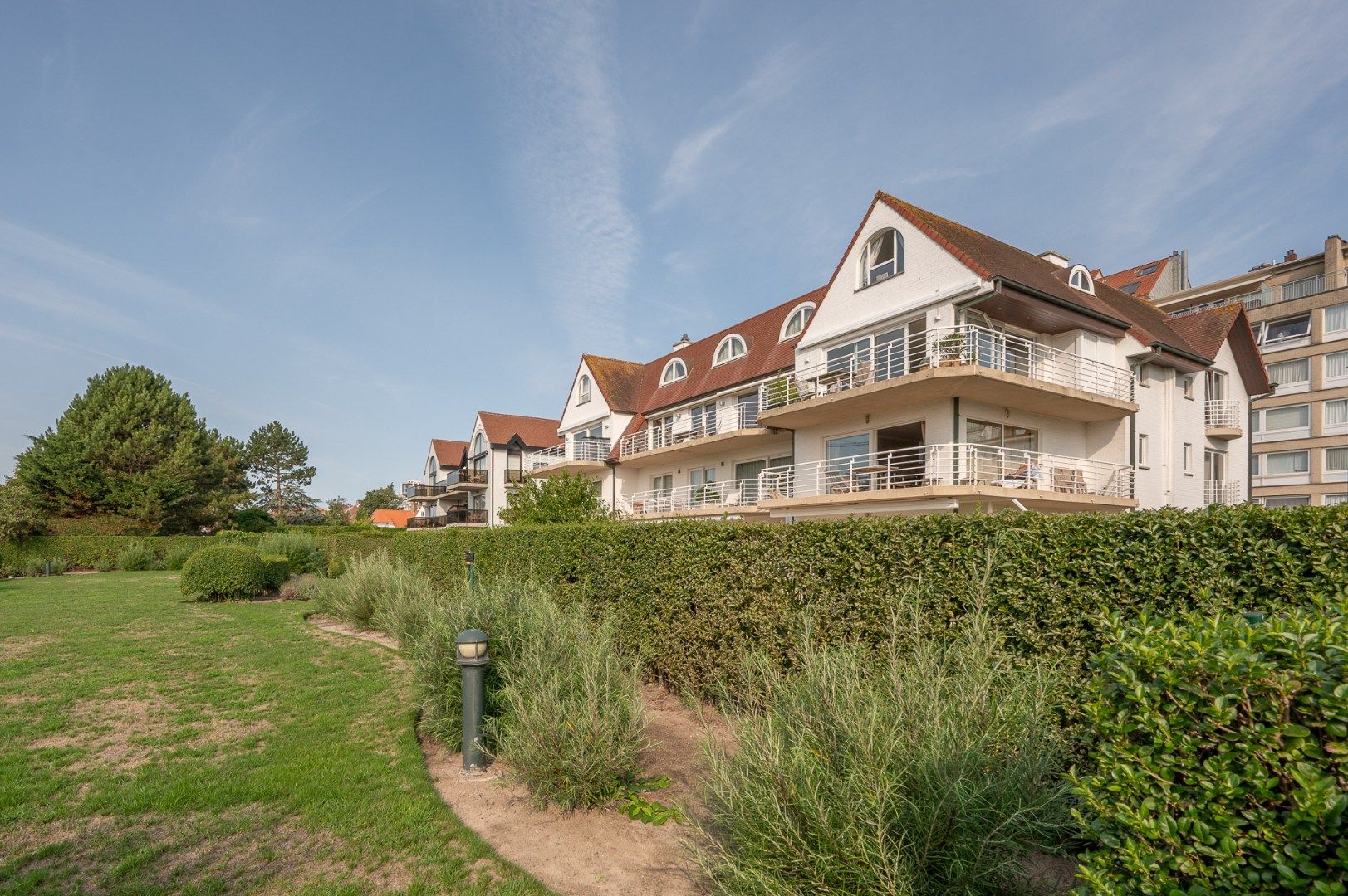 Twee-slaapkamer appartement in standingvolle villaresidentie in het Zoute foto 15