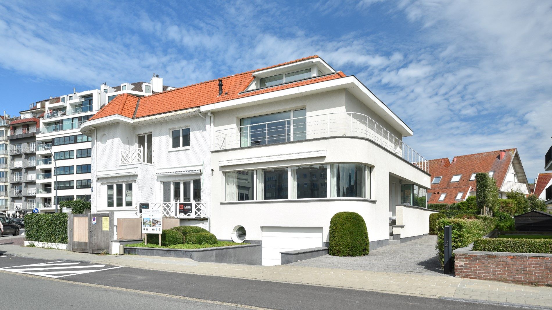 Prachtig afgewerkte koppelvilla met zeezicht en zeer ruime garage op 150m van de Zeedijk.  foto 1