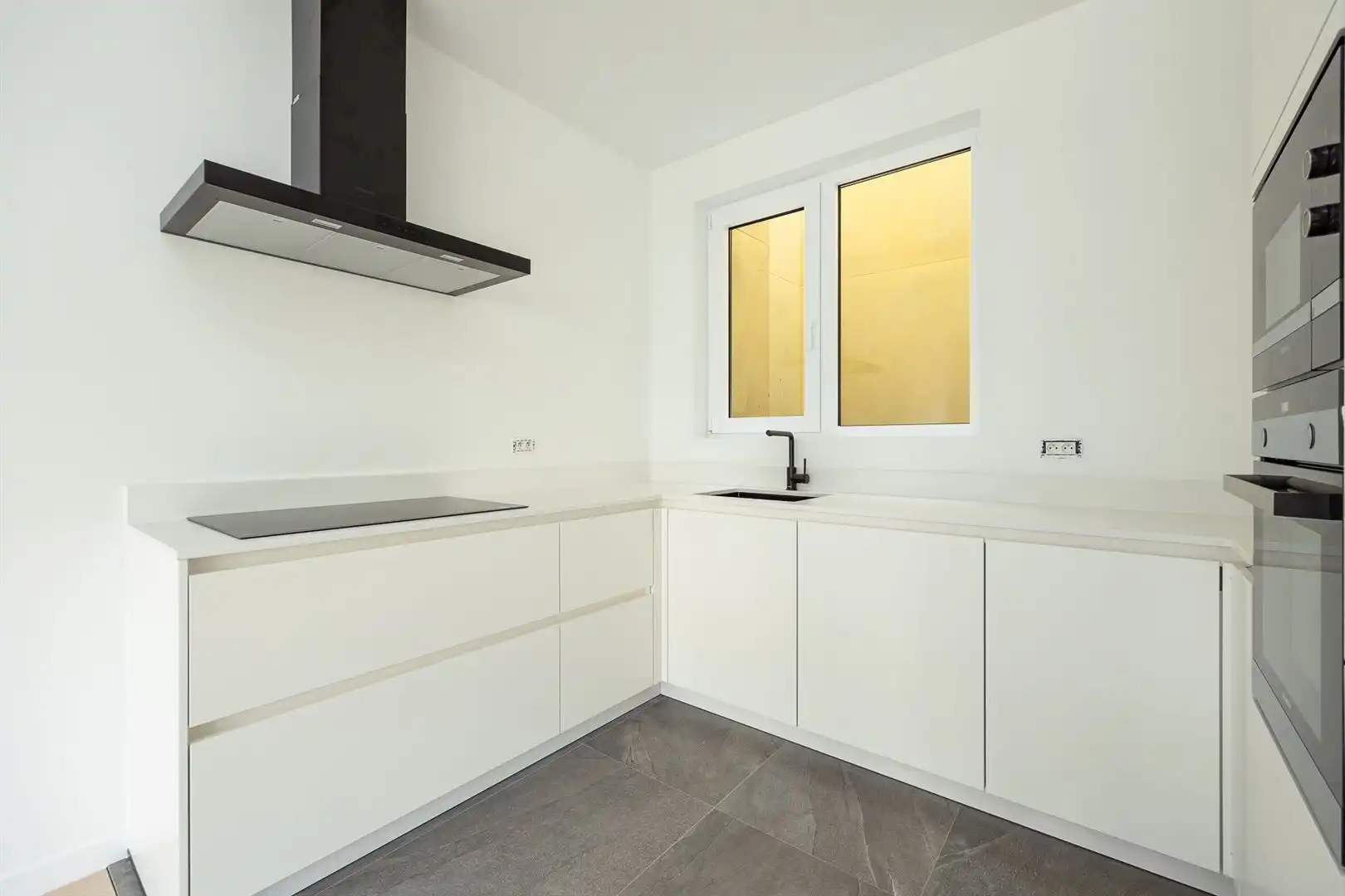 Ruim en licht 2-slaapkamerappartement met dakterras foto 6