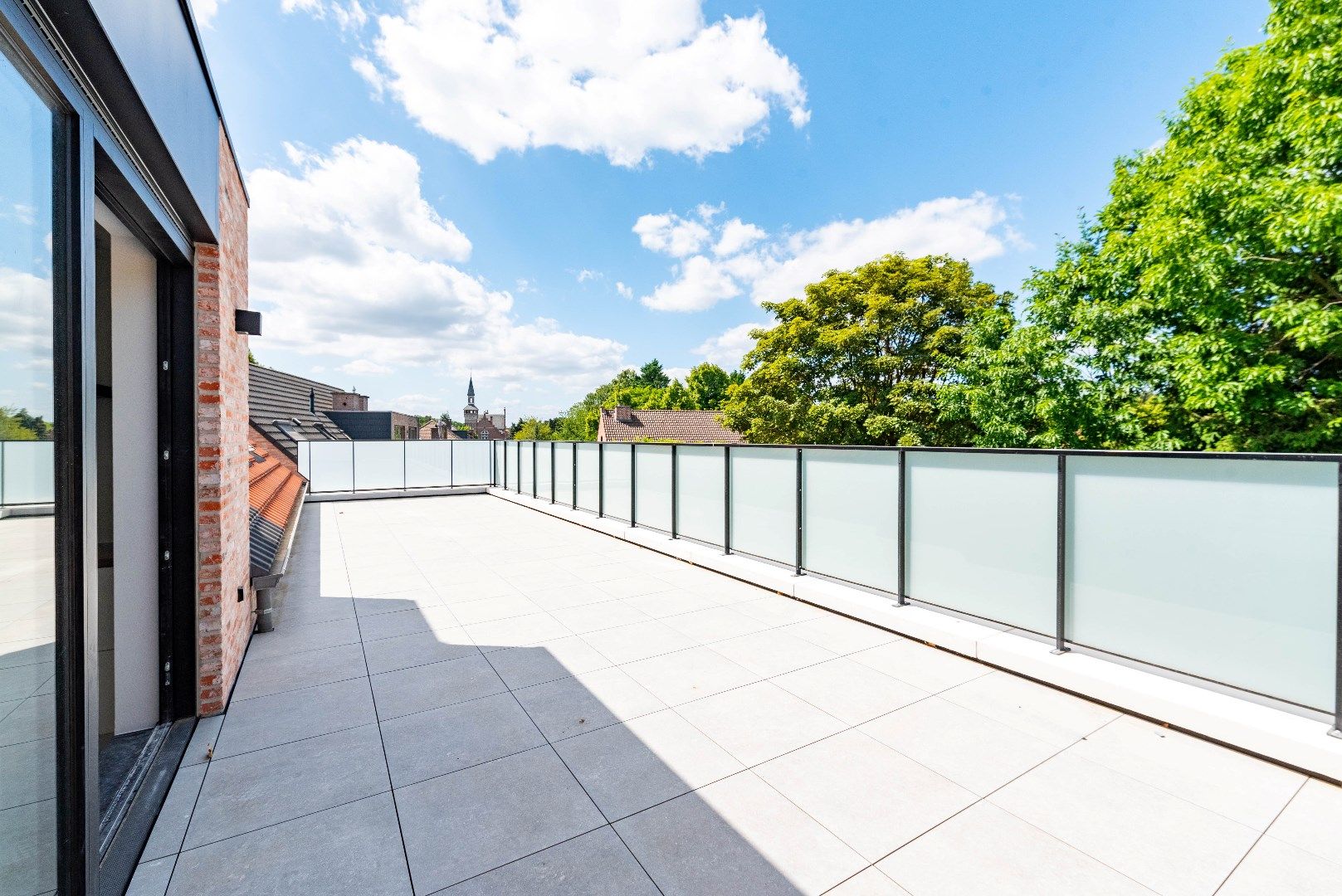 Stijlvol nieuwbouwappartement met ruim terras foto {{pictureIndex}}