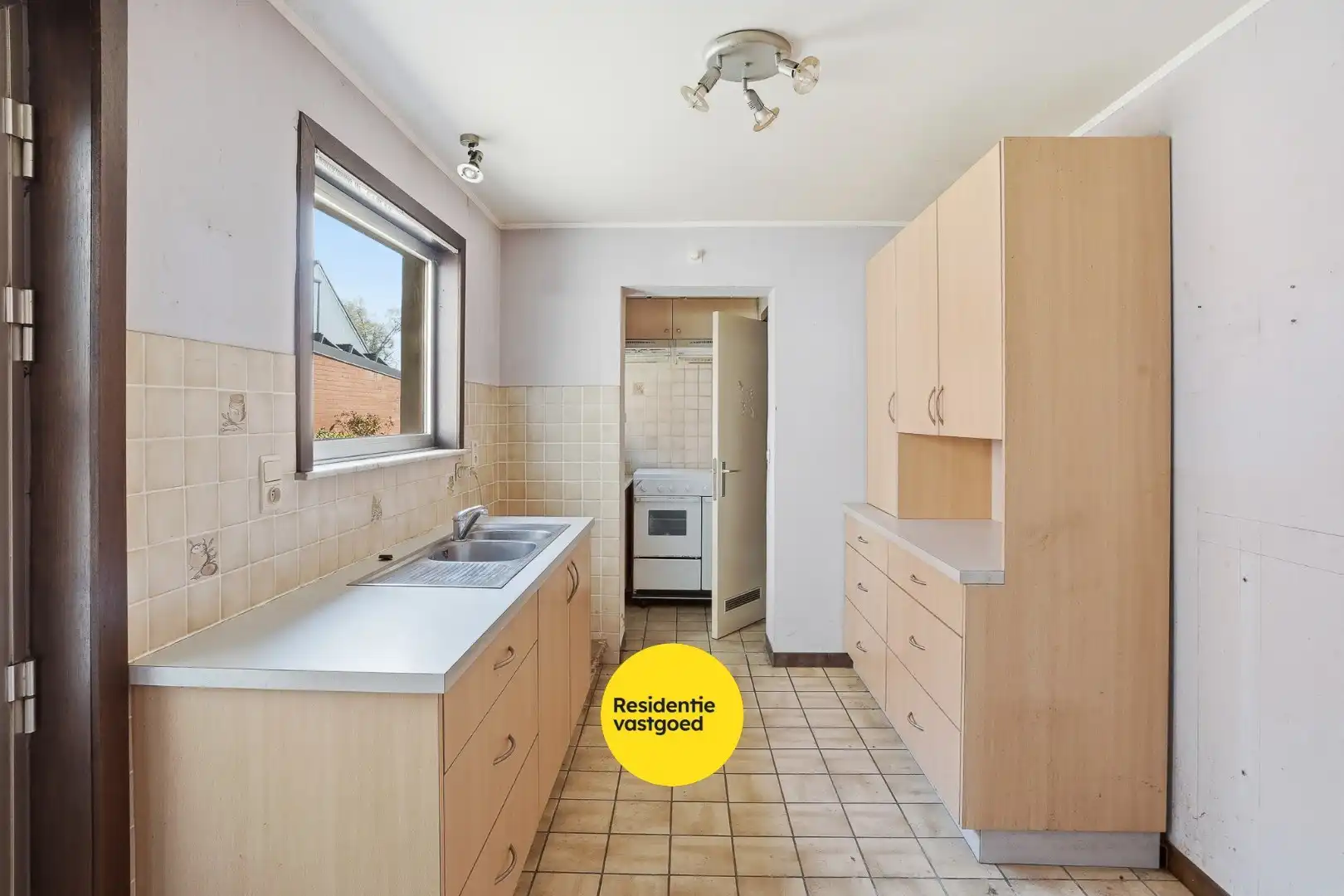 Te renoveren woning in centrum Eernegem foto 5