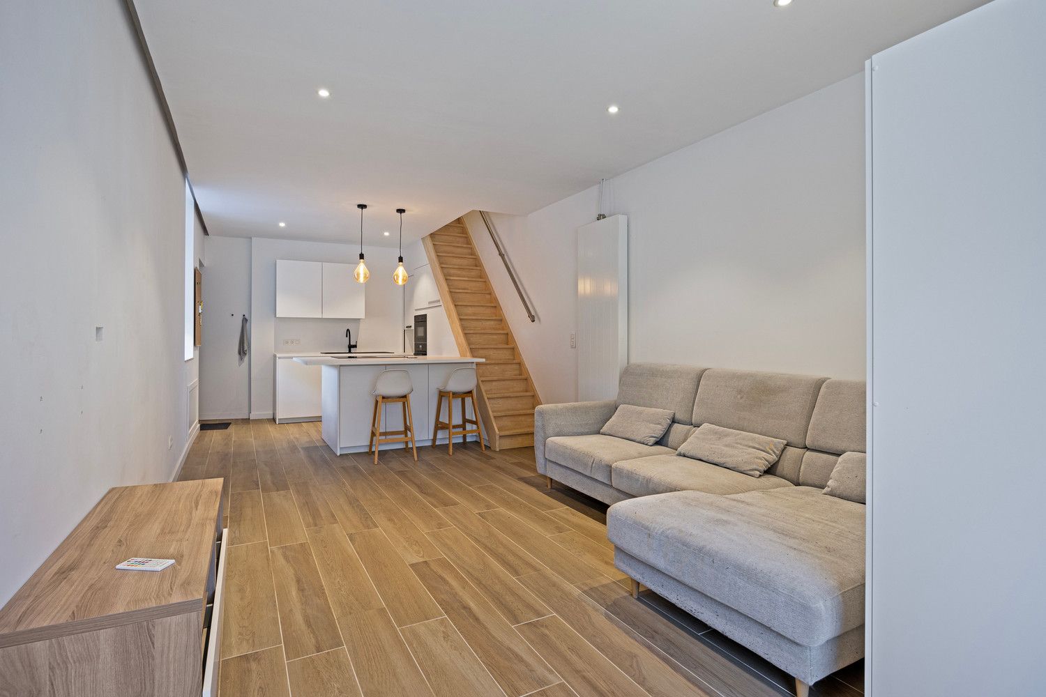 INSTAPKLARE EN VOLLEDIG GERENOVEERDE WONING TE DIEST! foto {{pictureIndex}}