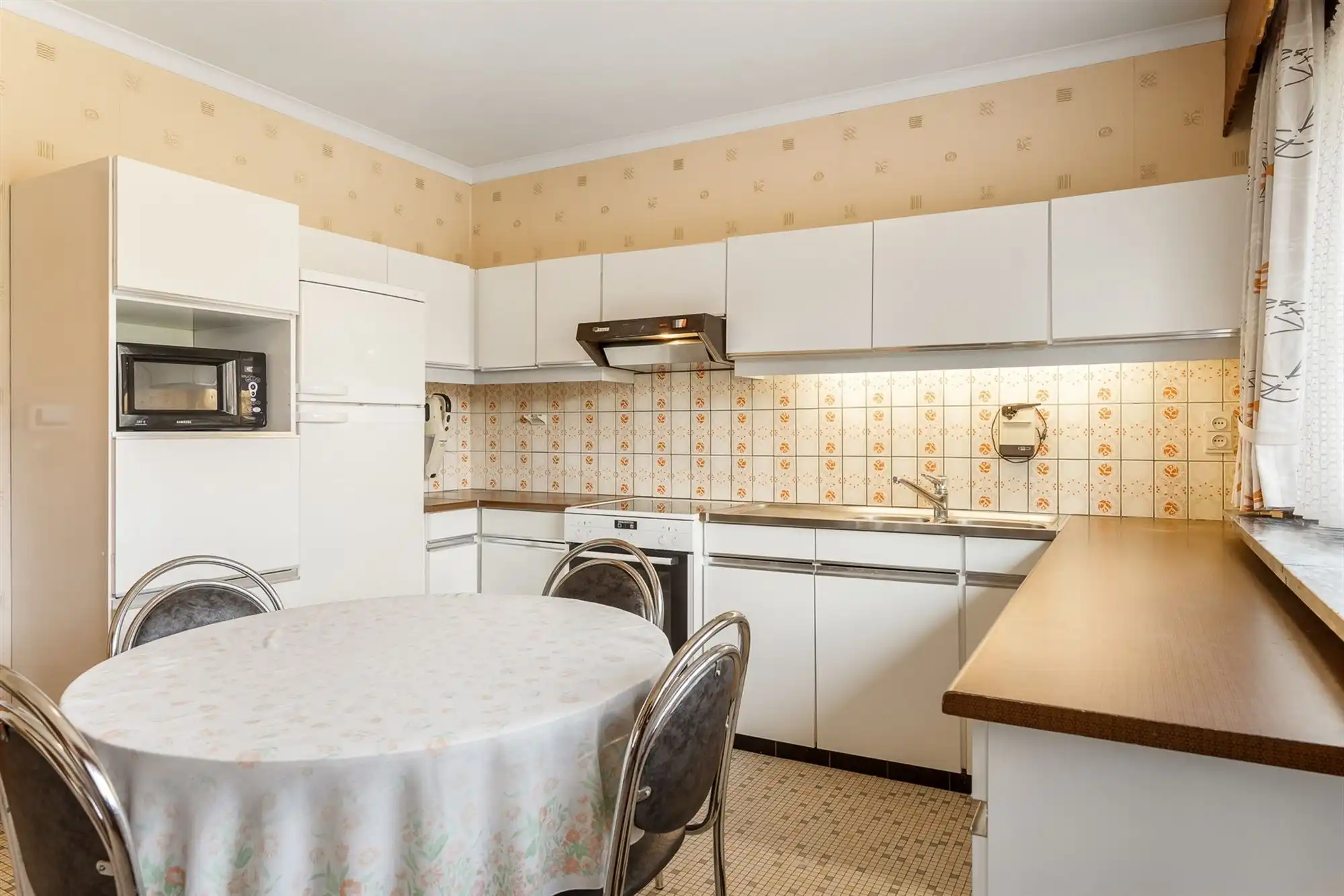 OP TE FRISSEN GELIJKVLOERSE WONING MET 3 SLAAPKAMERS OP EEN RUIM PERCEEL IN HET CENTRUM VAN OOSTHAM foto 8