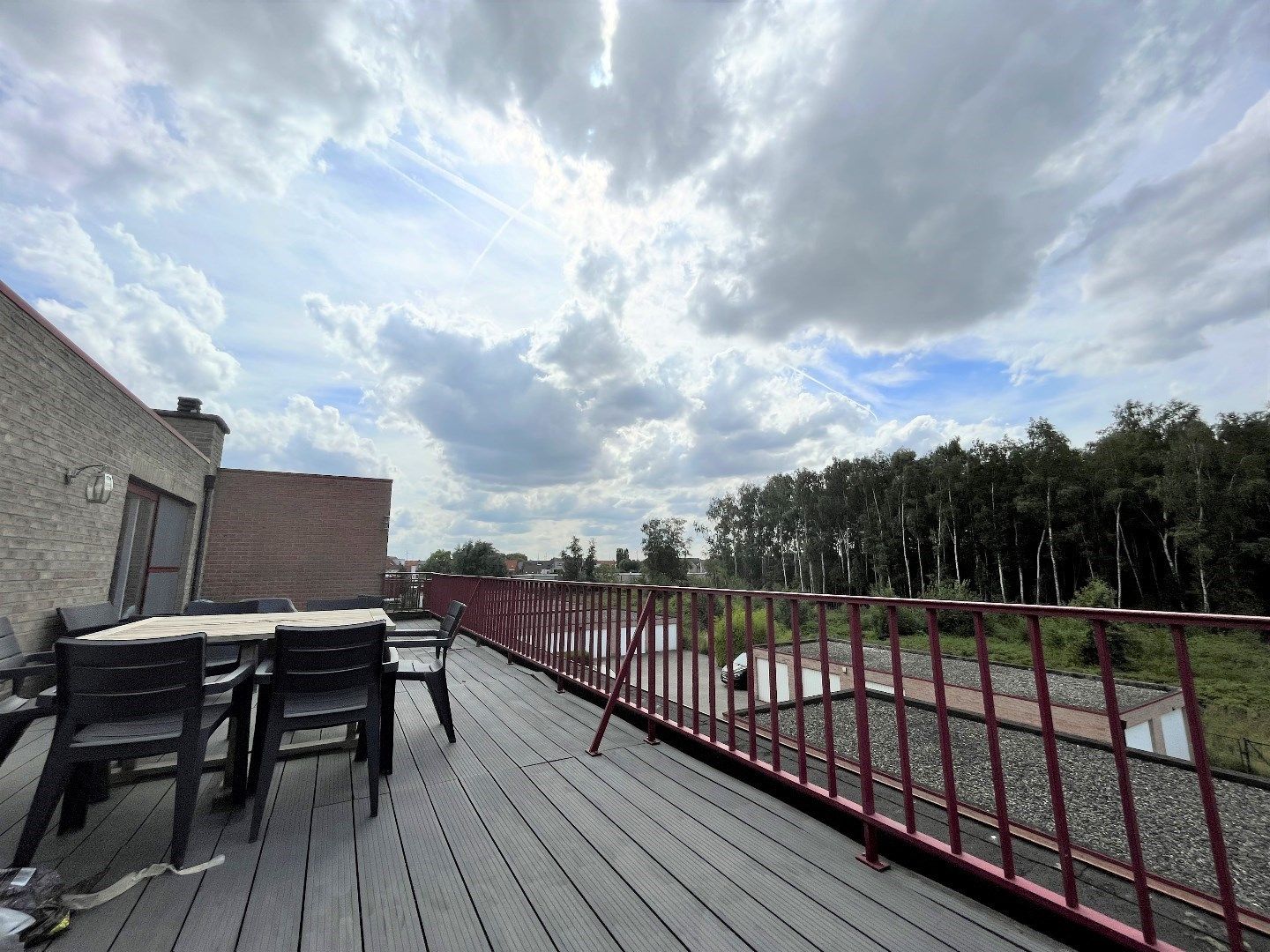Riant dakappartement met terras en garage foto 17