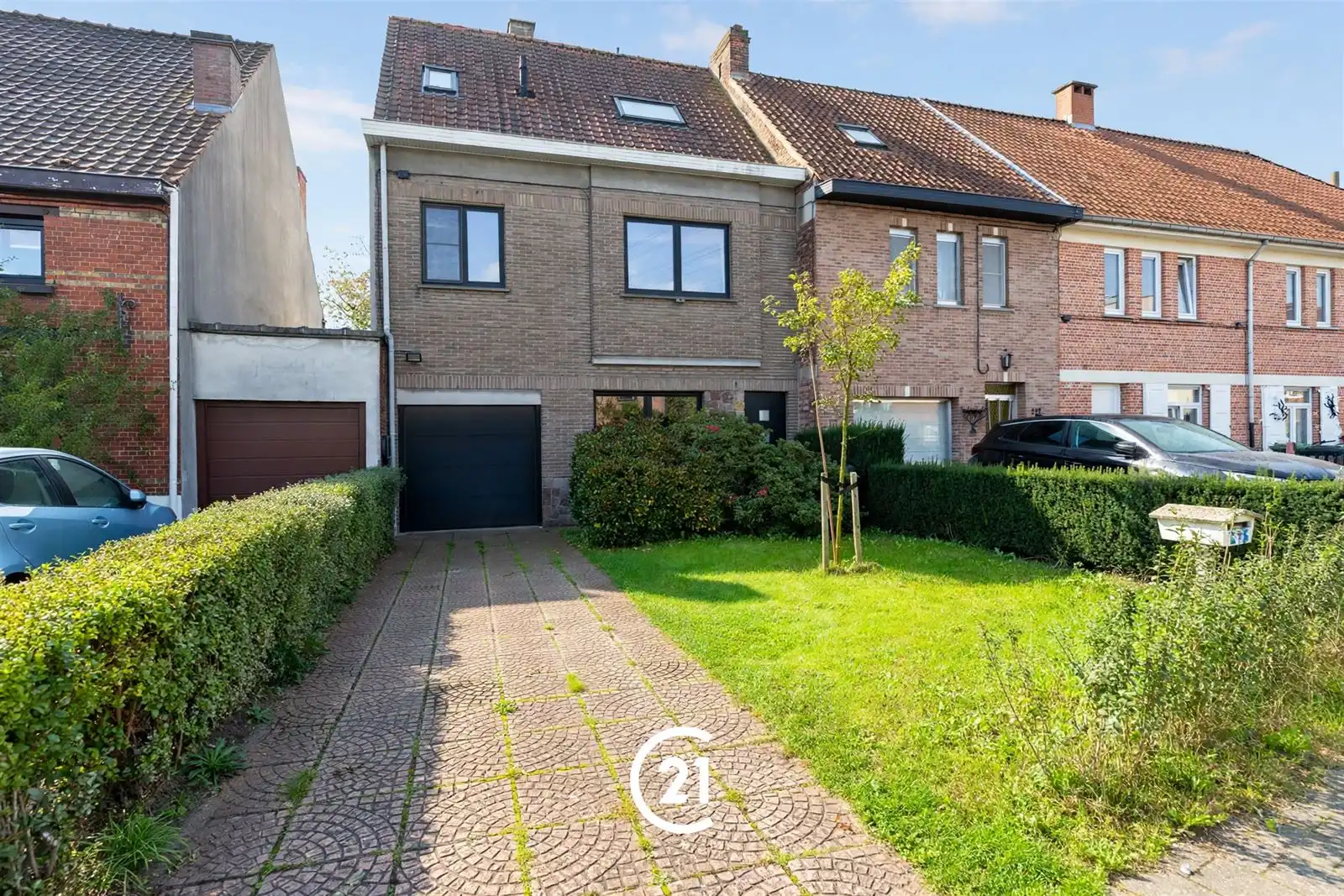 Toffe woning met 3 slaapkamers, garage en tuin in Wondelgem foto {{pictureIndex}}
