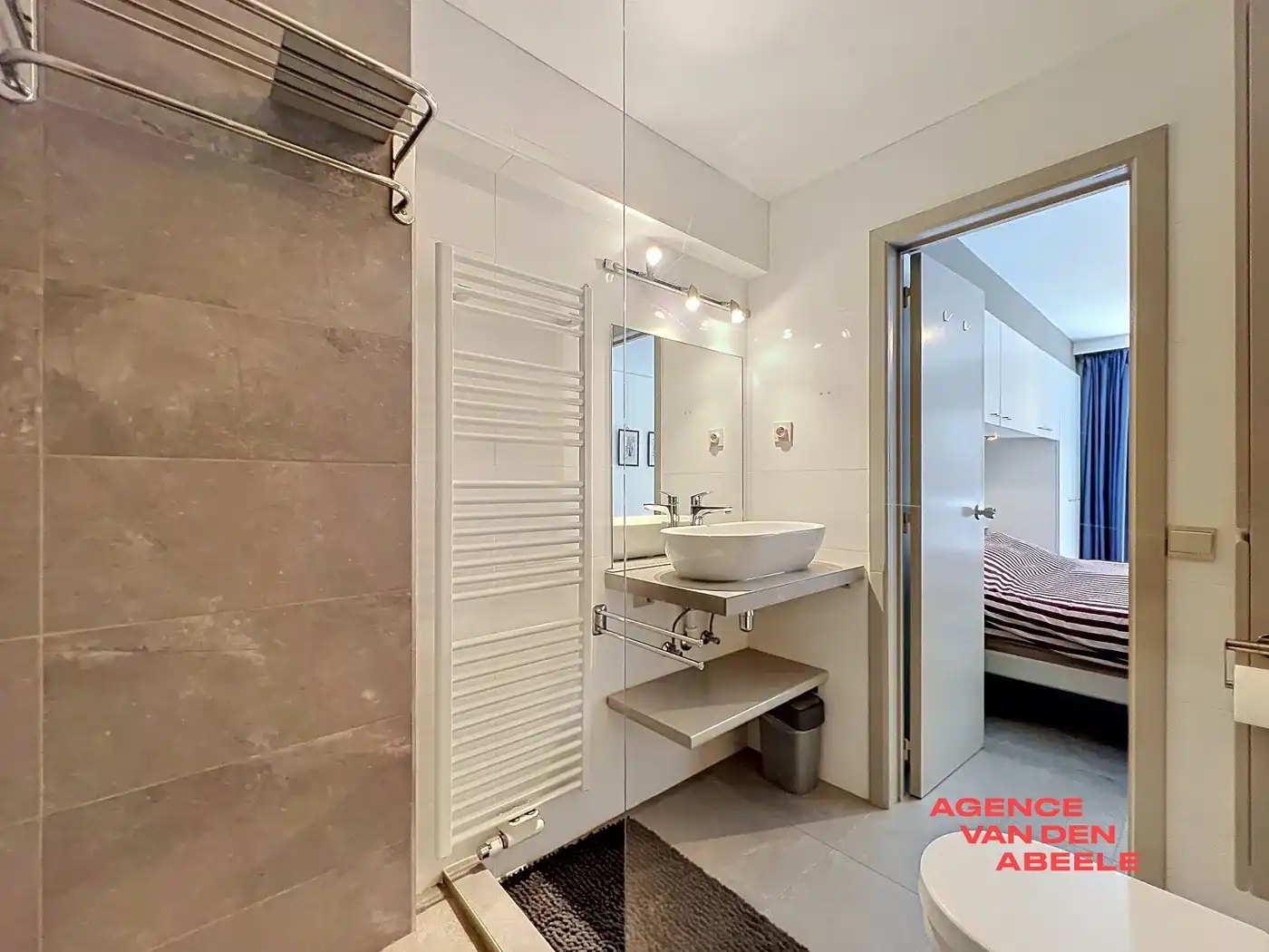 Op een topligging aan de Zeedijk in Duinbergen bevindt zich dit appartement met ongehinderd frontaal zeezicht.  foto 7