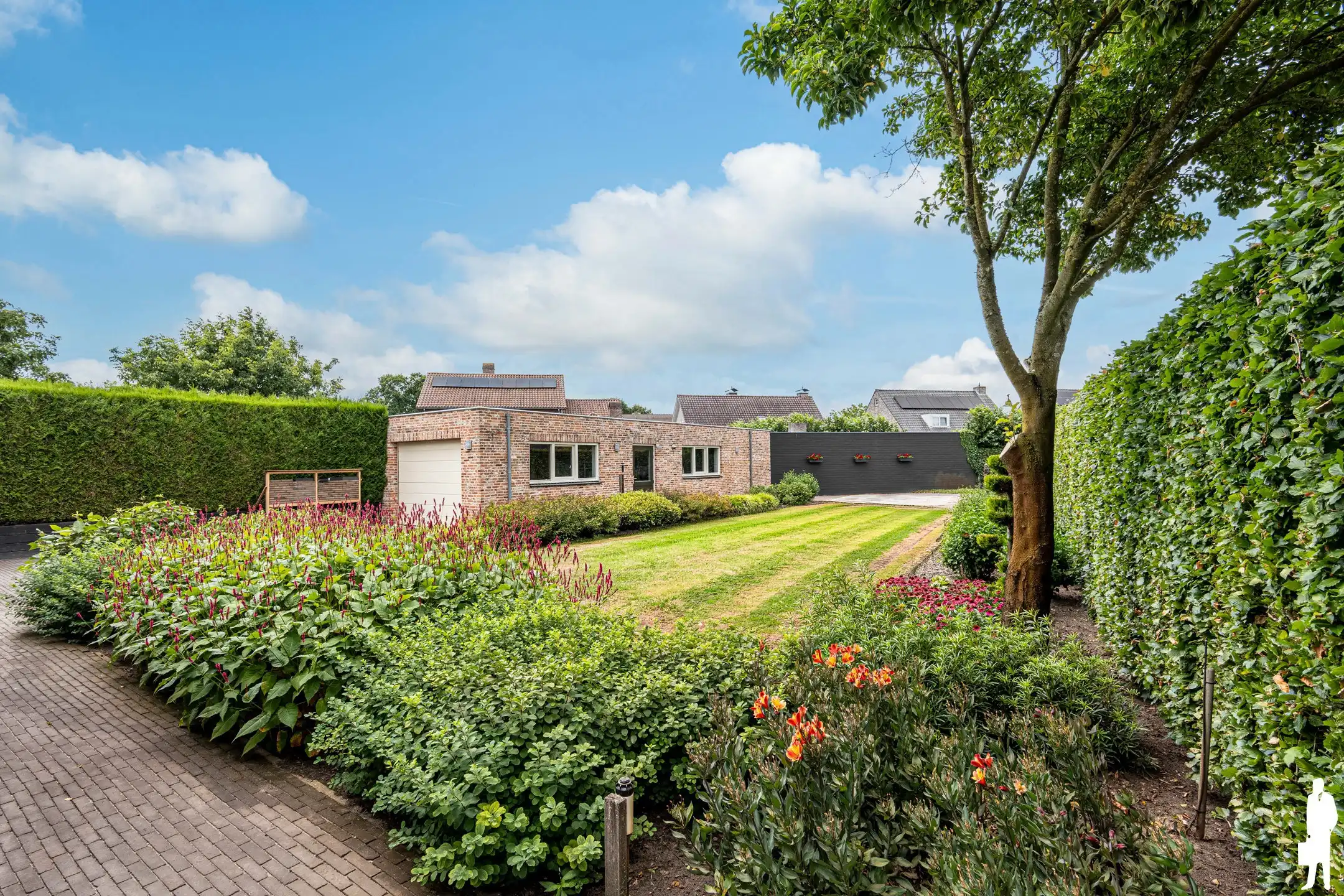 Villa met 6 slpk. 2 badk. en garage op 900m² nabij NL grens. foto 26