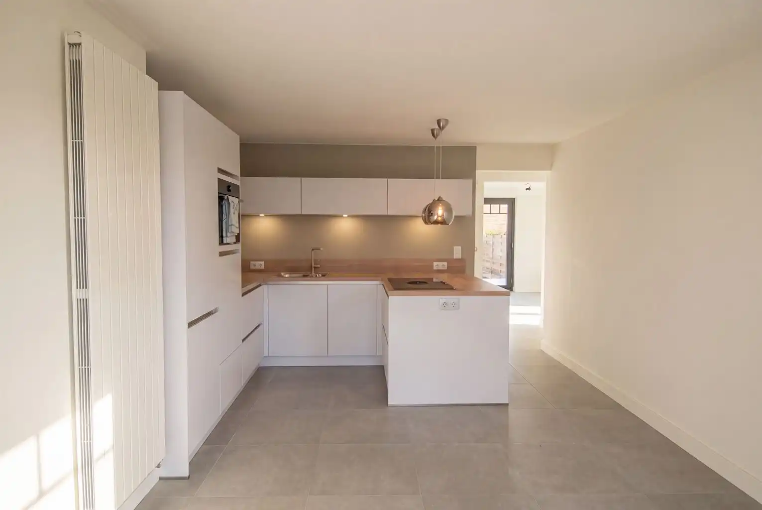 Instapklaar gelijkvloers appartement met 2 slaapkamers, koer en kelderberging, gelegen in het centrum van Maaseik. foto 4