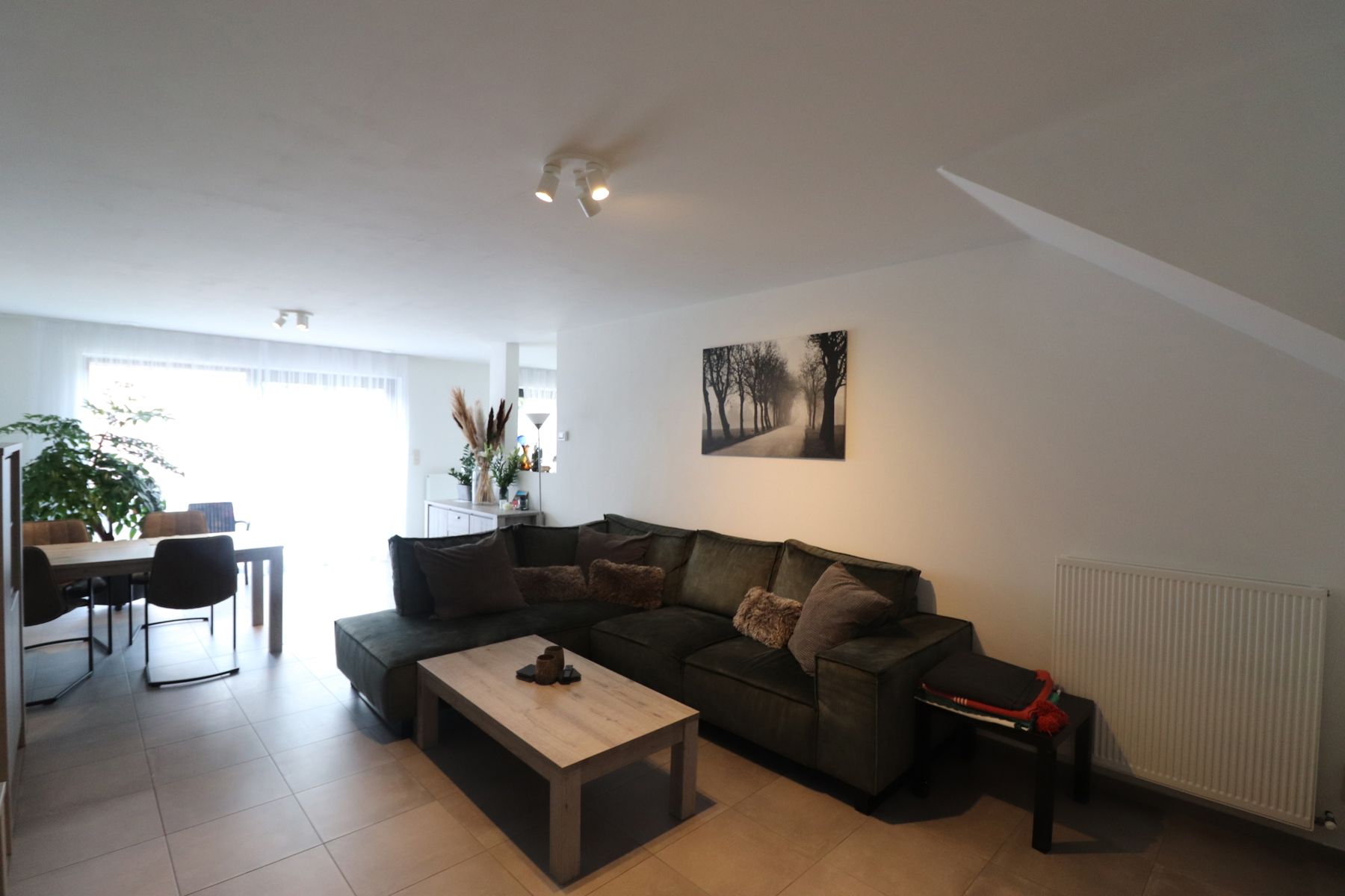 Een ruim recent woonhuis - gesloten bebouwing - met 3 slaapkamers, inpandige garage, terras en tuin foto 3