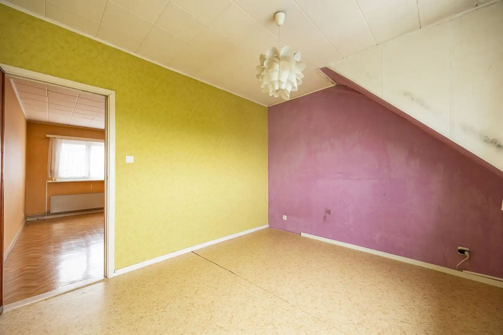 Ruime gezinswoning met zonnige tuin en renovatiepotentieel foto 22