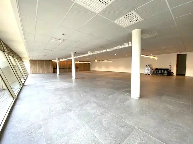 Stijlvolle kantoorruimte 300+m² met 16 autostaanplaatsen ideale ligging langs E313. foto 7