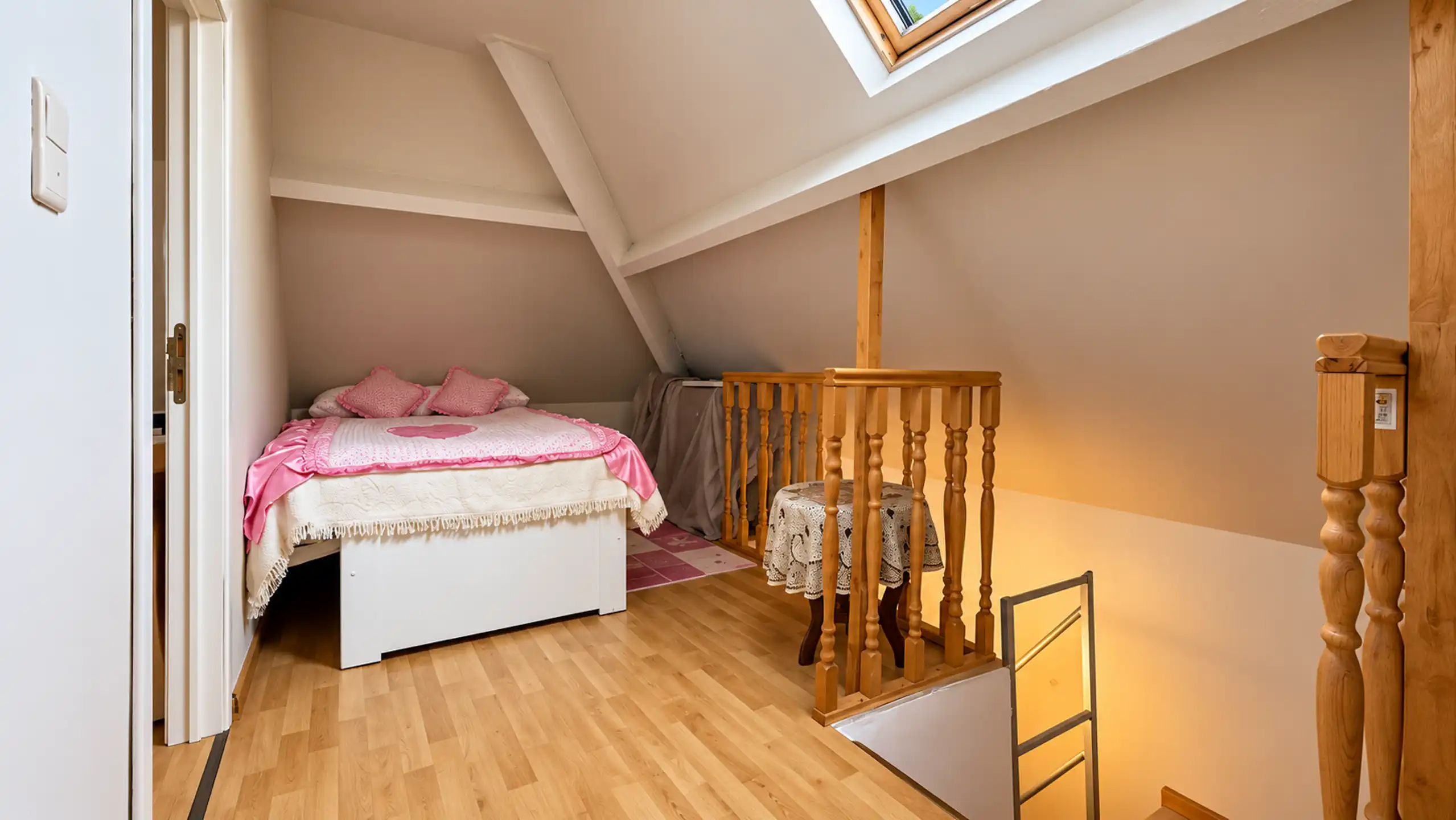 Instapklare halfopen bebouwing met zonnige tuin en garagebox foto 30