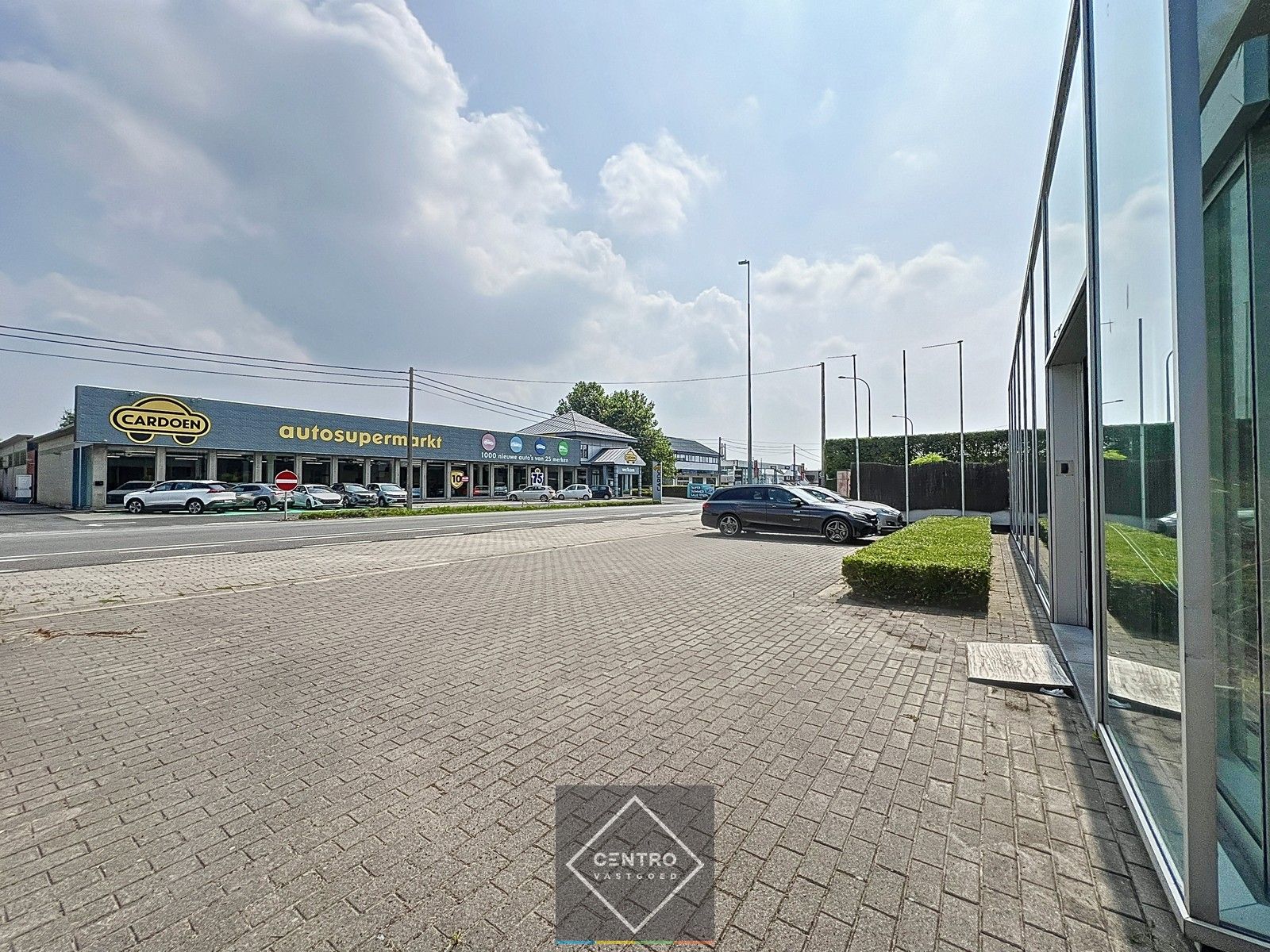 Kantoor/handels/praktijkruimte (± 500m²) op TOP-ligging langs de N50 te Kuurne ! foto 24