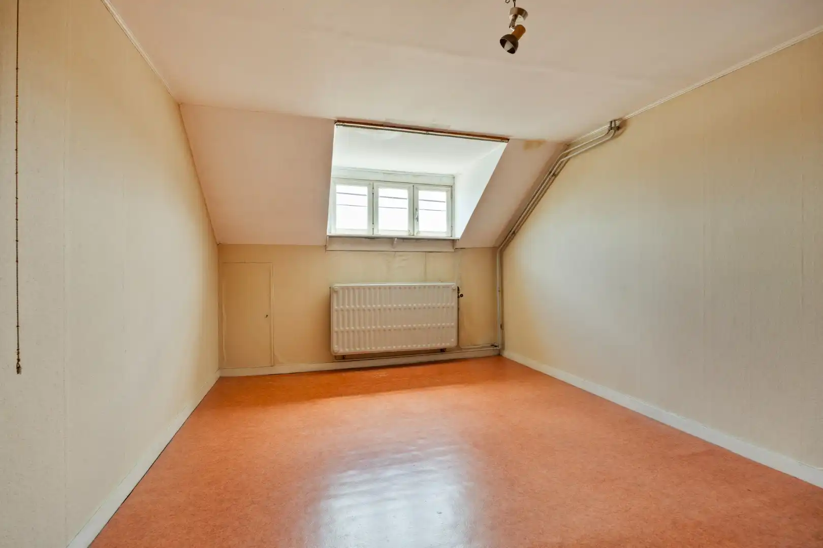 Ruime te renoveren woning met 3 slaapkamers in Lubbeek met doorgang langs het perceel van de buren. EPC: 736 KWH/m² foto 21