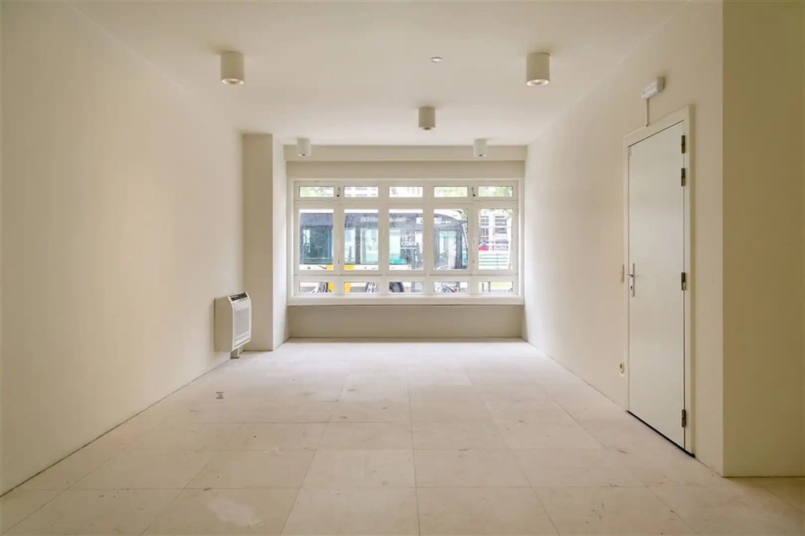 Vernieuwde gelijkvloerse kantoorruimte/showroom foto 8